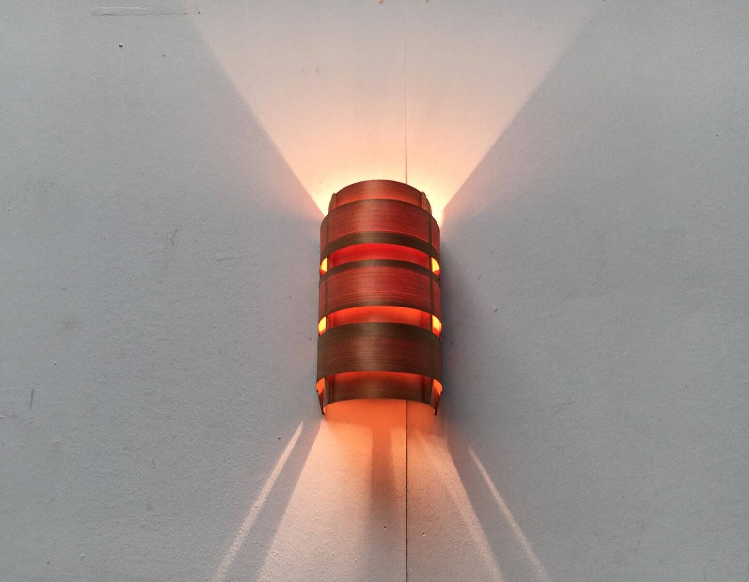 Edda V155 wall lamp in teak from the mid-century by Hans-Agne Jakobsson for Ellysett AB, 1950s.