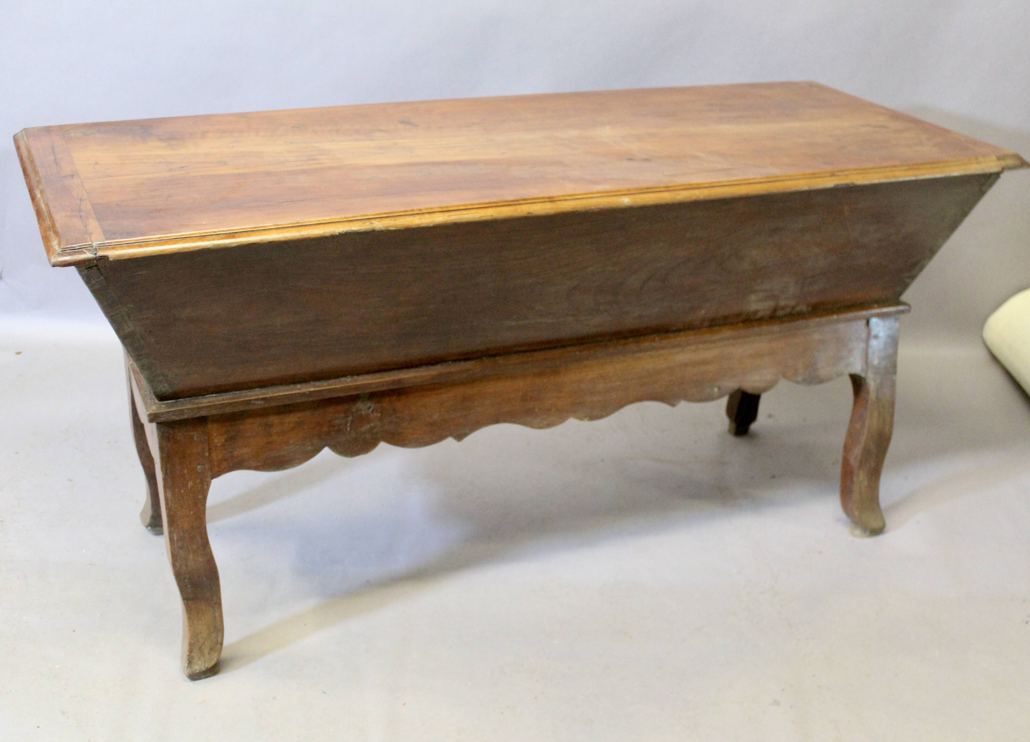 Pétrin en merisier Louis XV