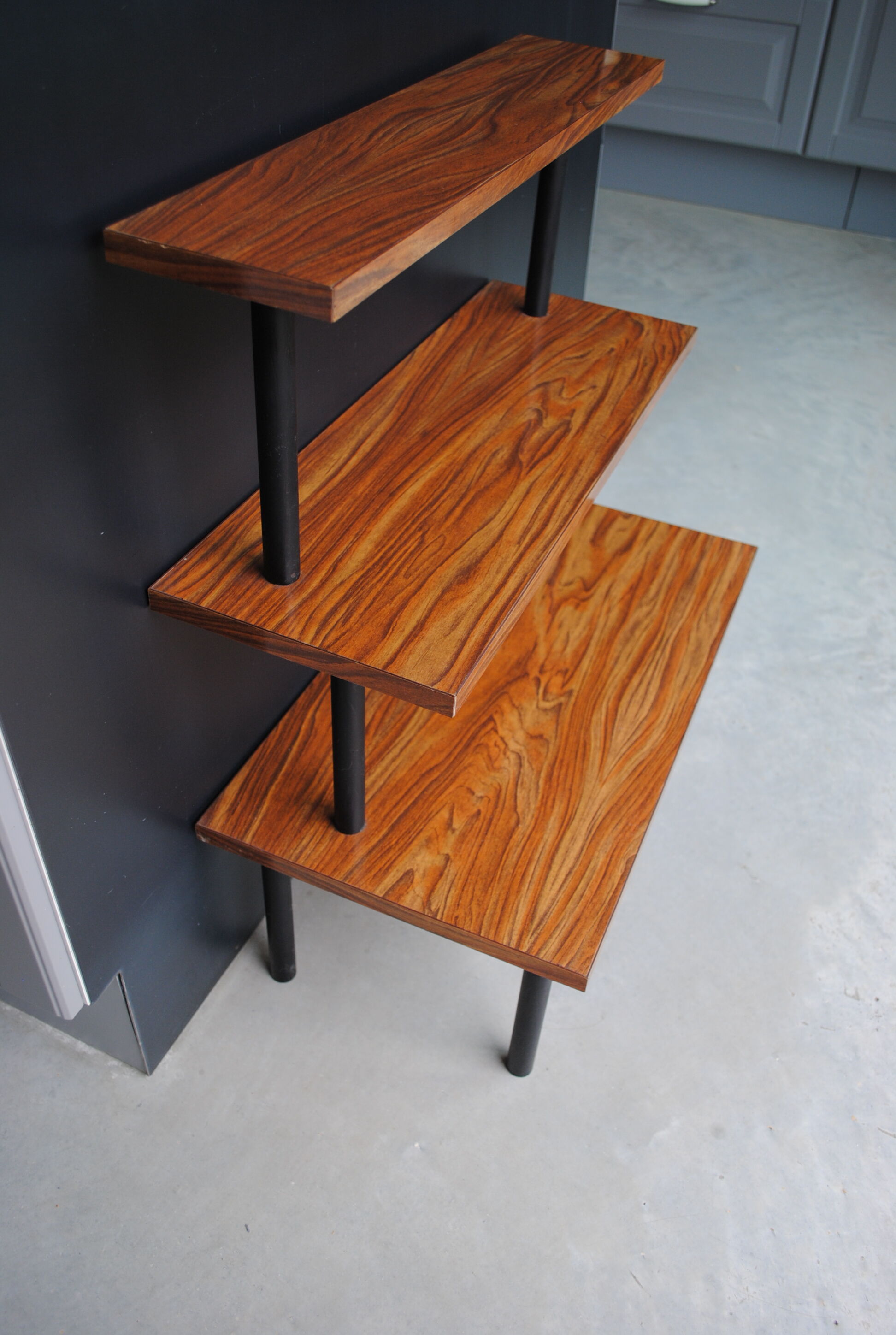 Etagère sur pieds en formica