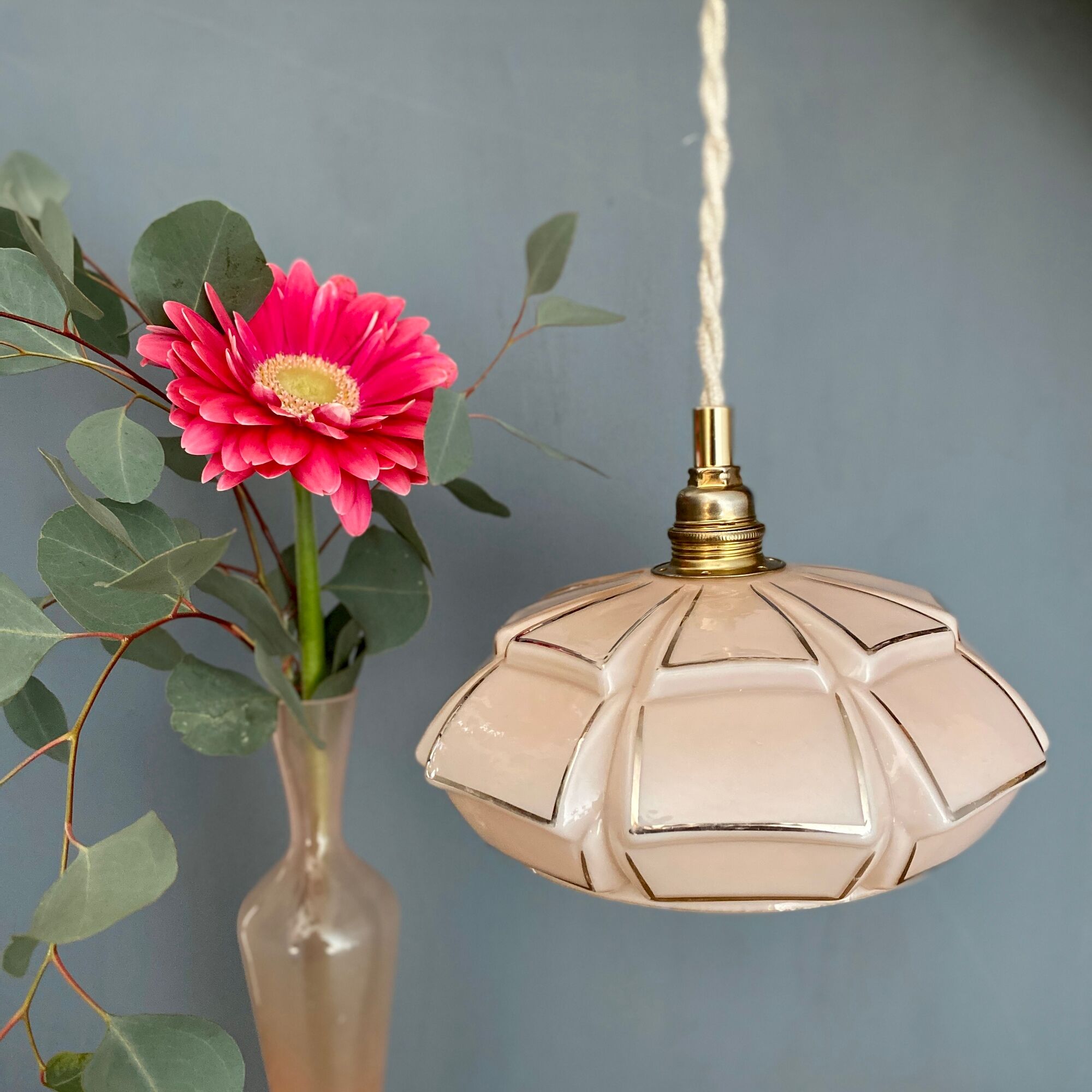 Suspension abat-jour vintage art déco en opaline rose