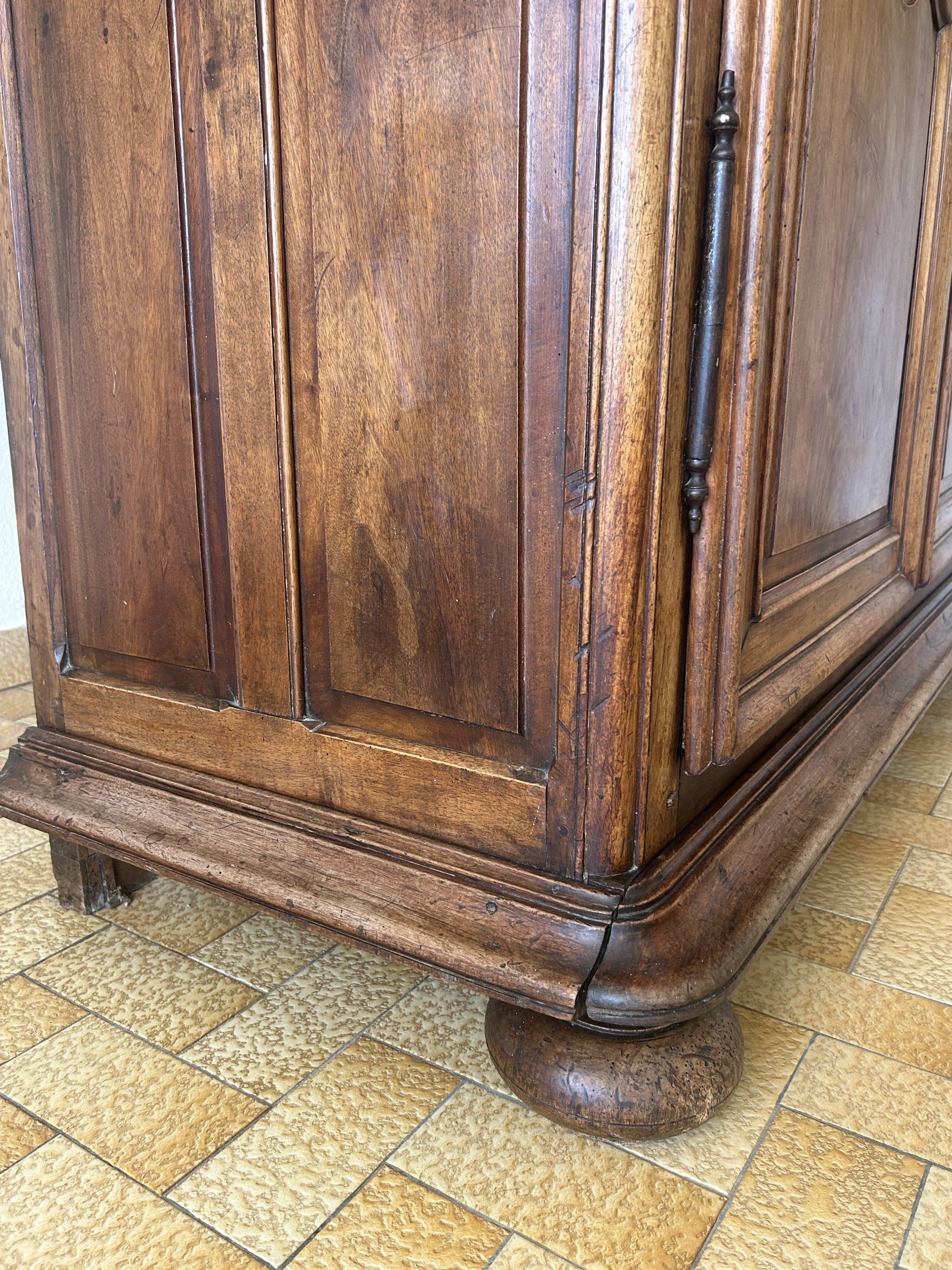 Large antique wardrobe in solid oak, Provincial Louis XV style, disassembled.