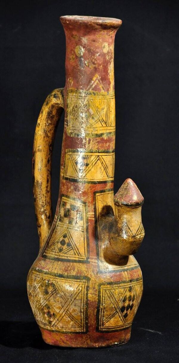 Poterie, vase kabyle titrée à décor géométrique polychrome, fin XIXe siècle