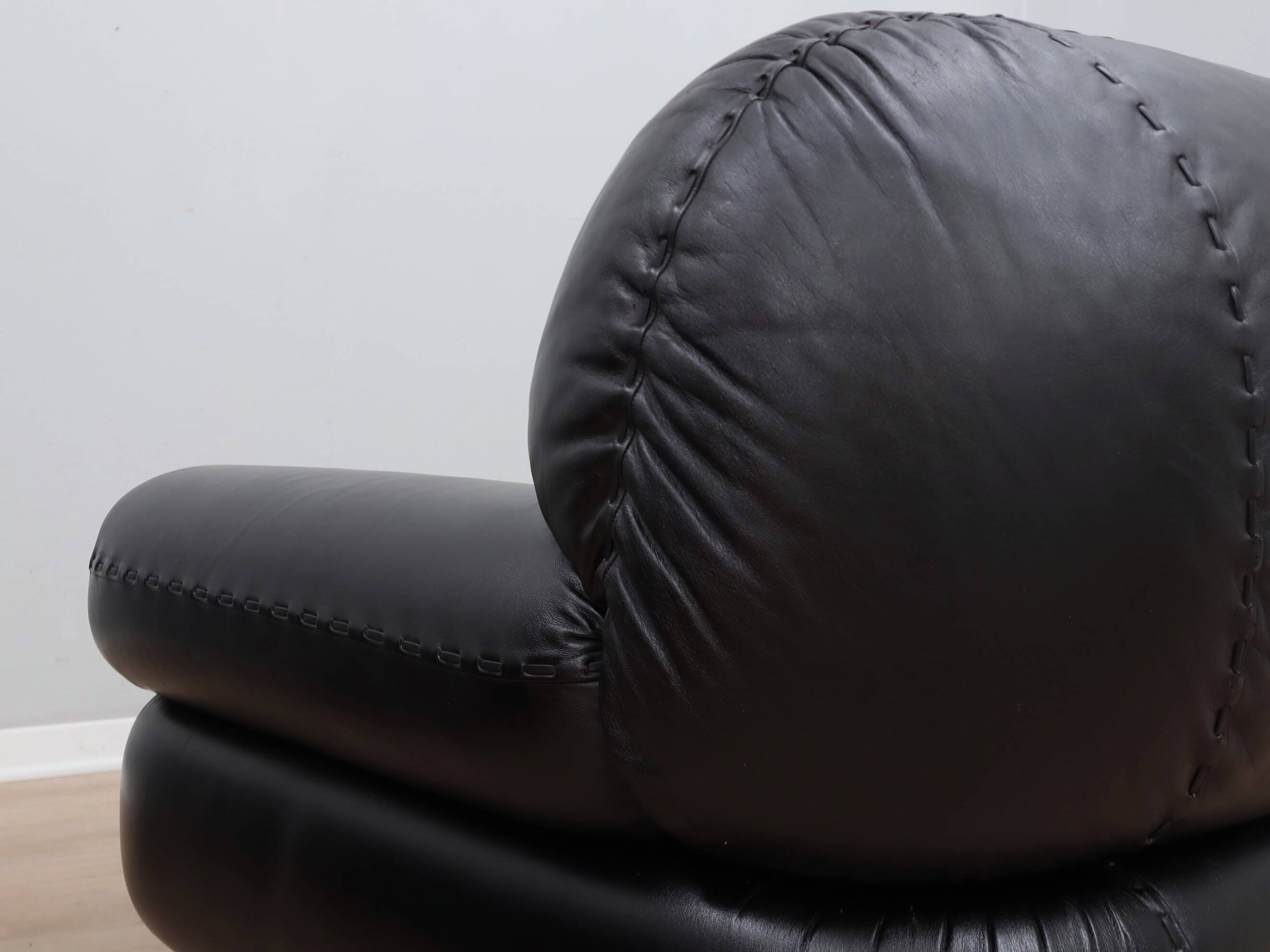 Pair of Mobil Girgi Sapporo armchairs black leather Italy 1970s