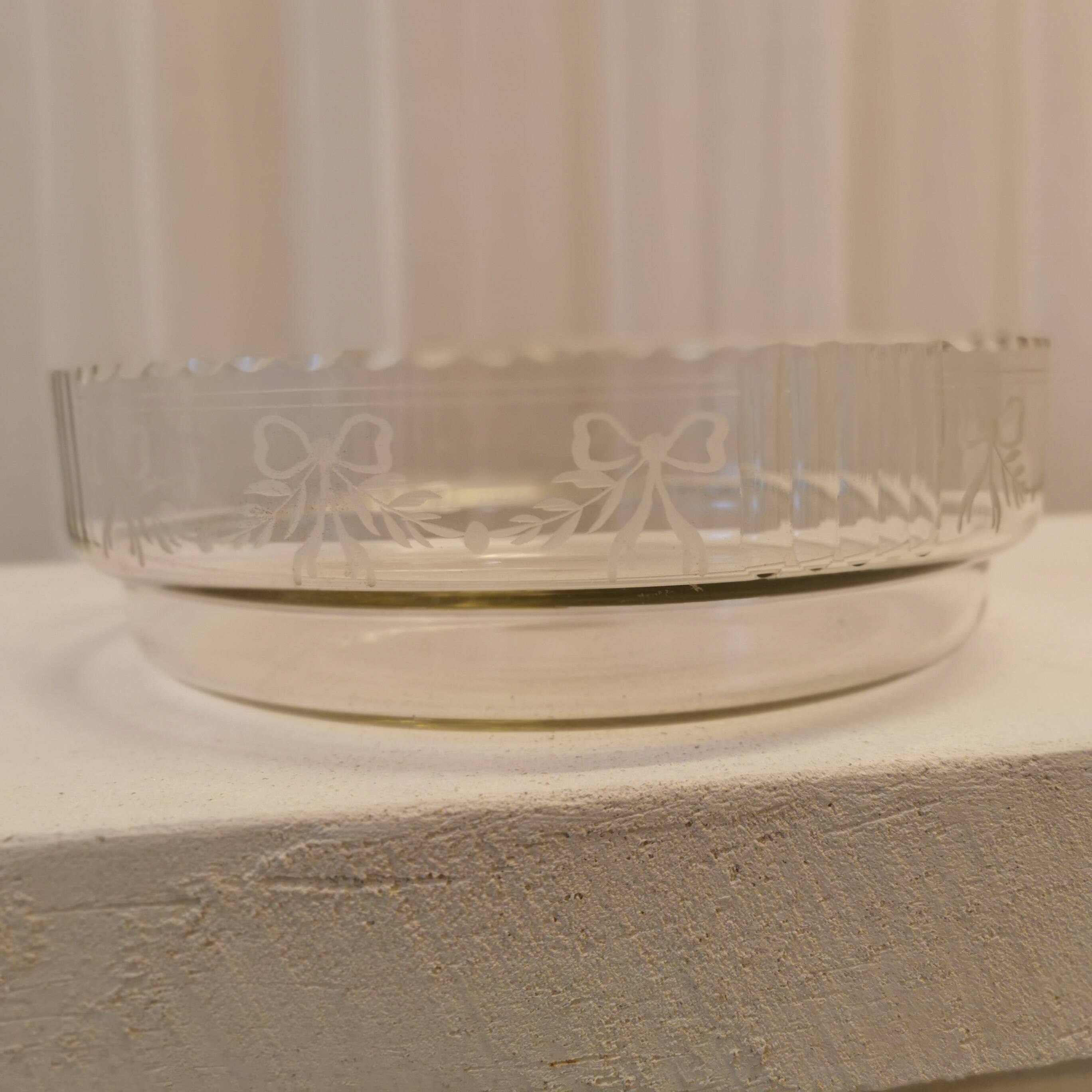 Chiseled glass pocket tray