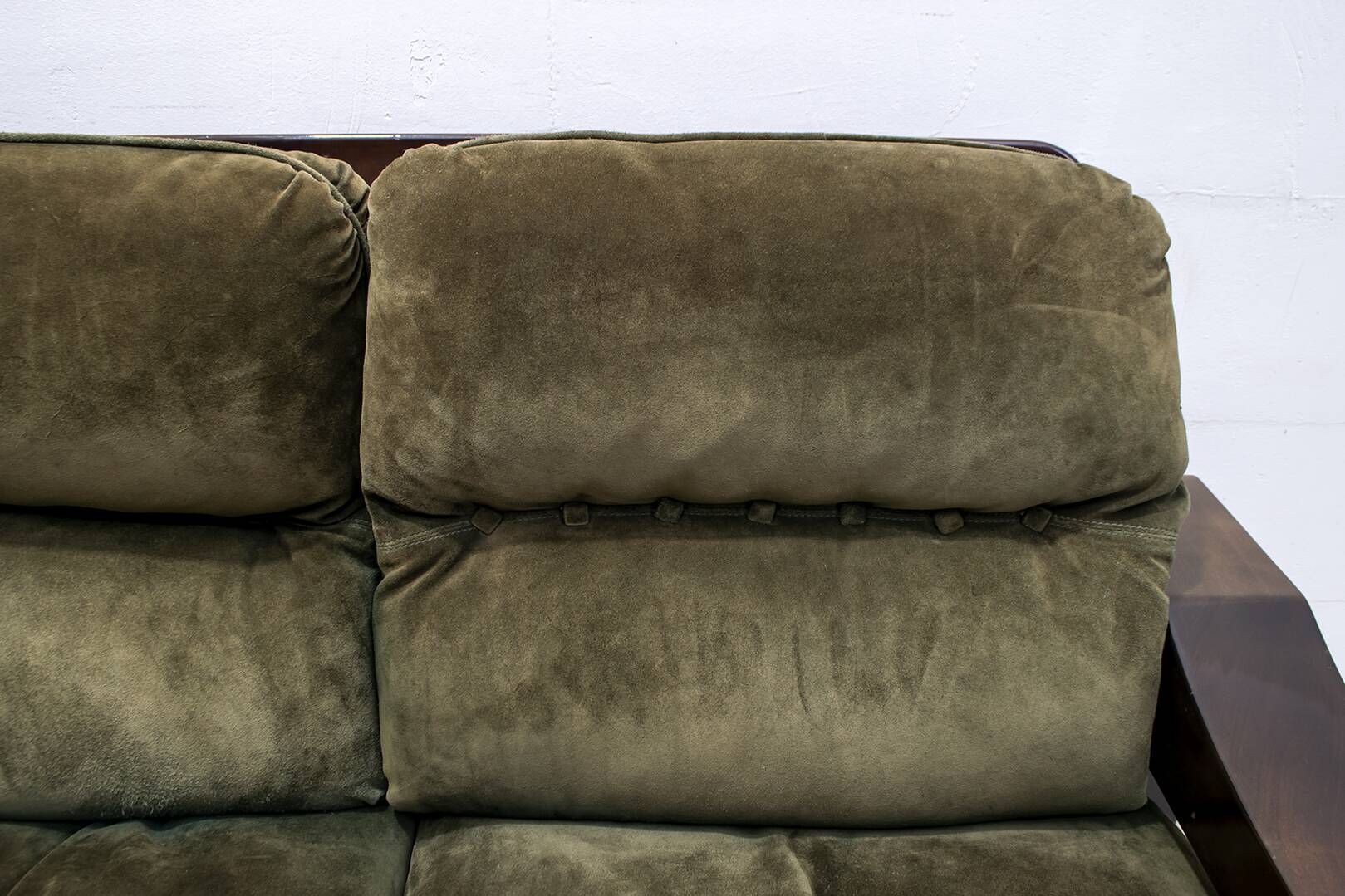 Luciano Frigerio Mid-Century Modern Italian Wood and Suede Sofa "Ussaro",70