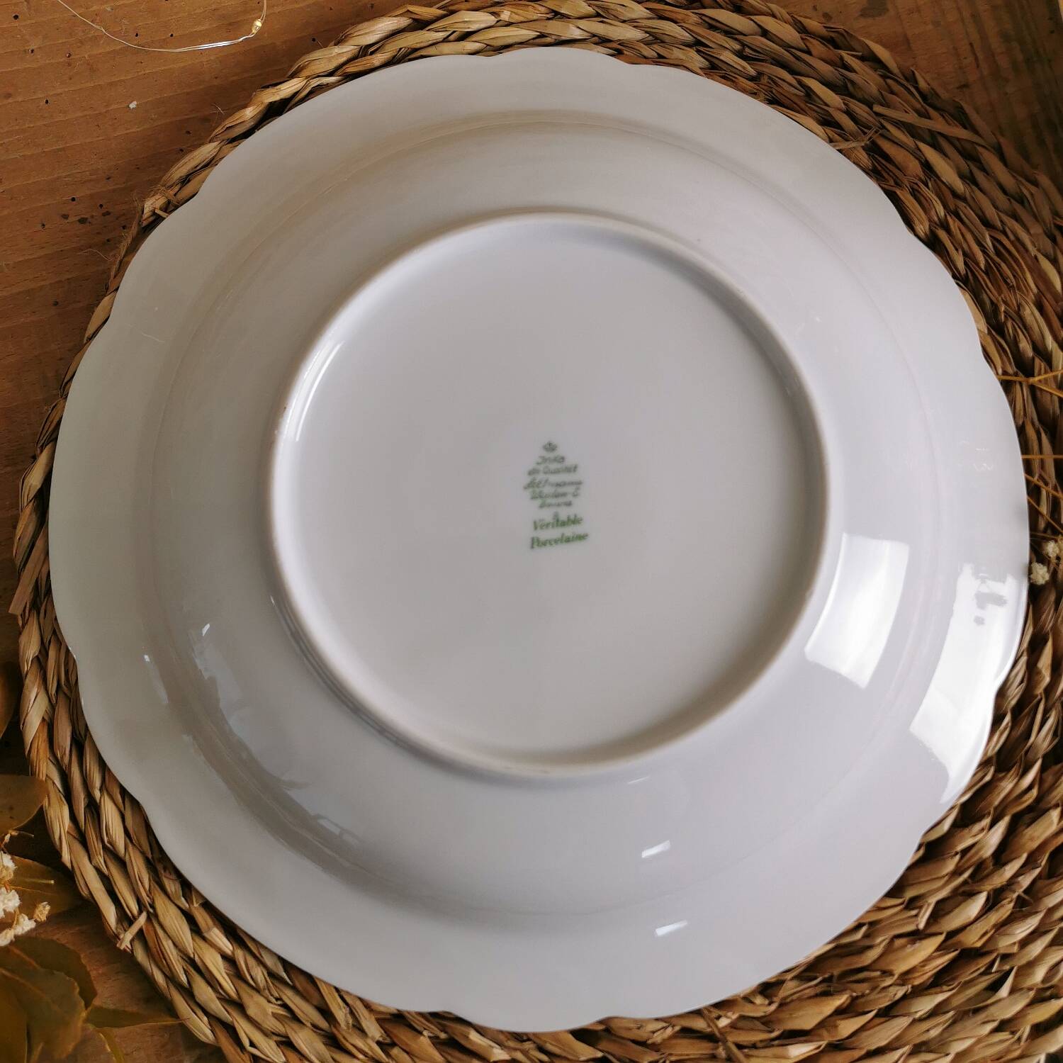 Round dish in Bavaria Porcelain, White and Gold
