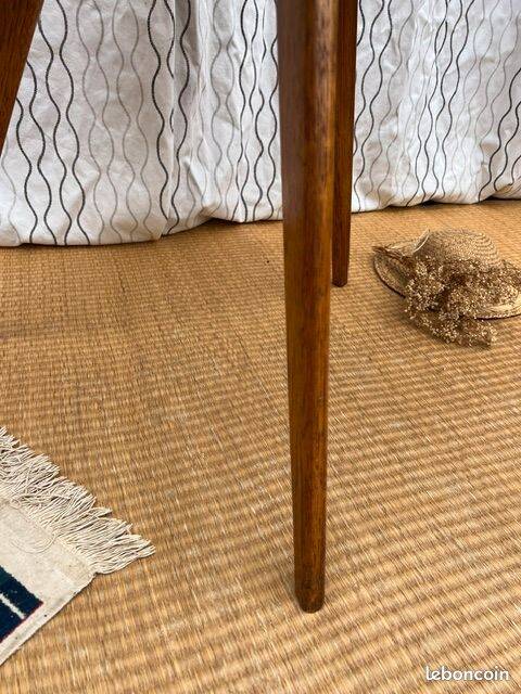 Pretty little vintage round table with tapered legs.