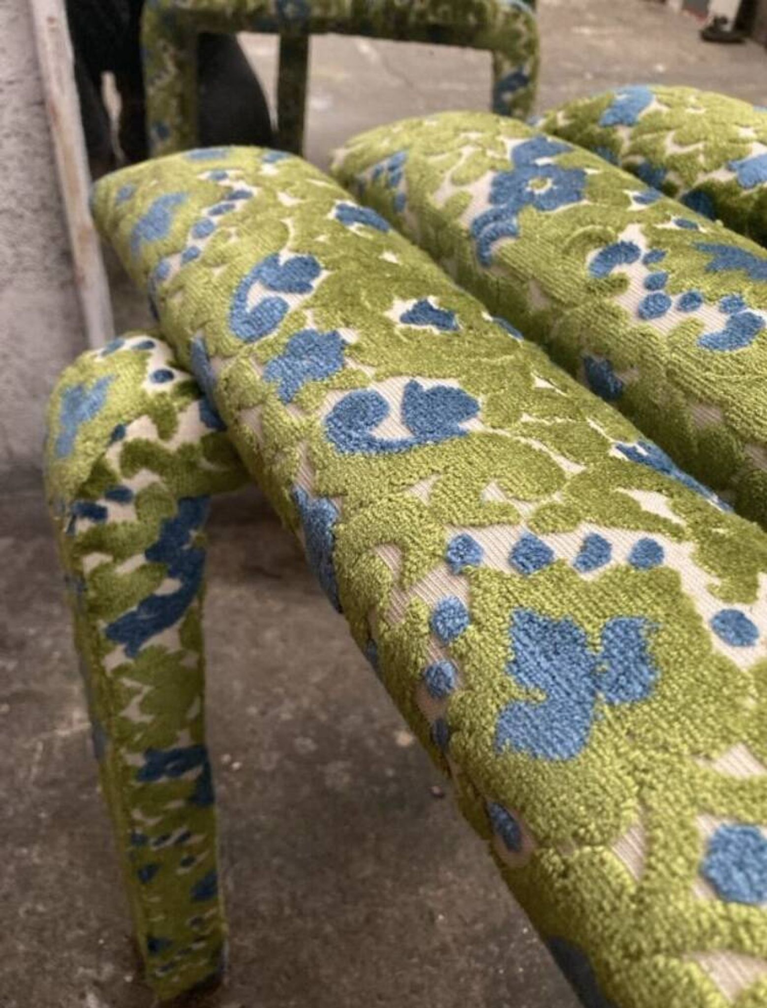 Banc en velours fleuri