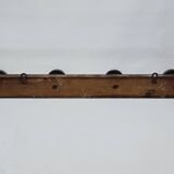 Porte manteau rétro vintage 4 patères en aluminium sur structure en bois