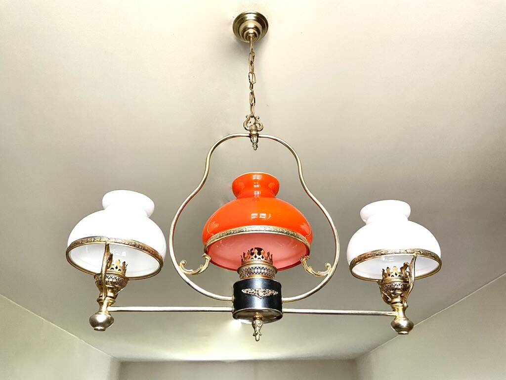 Lustre doré néoclassique aux coupoles blanches et orange 1950