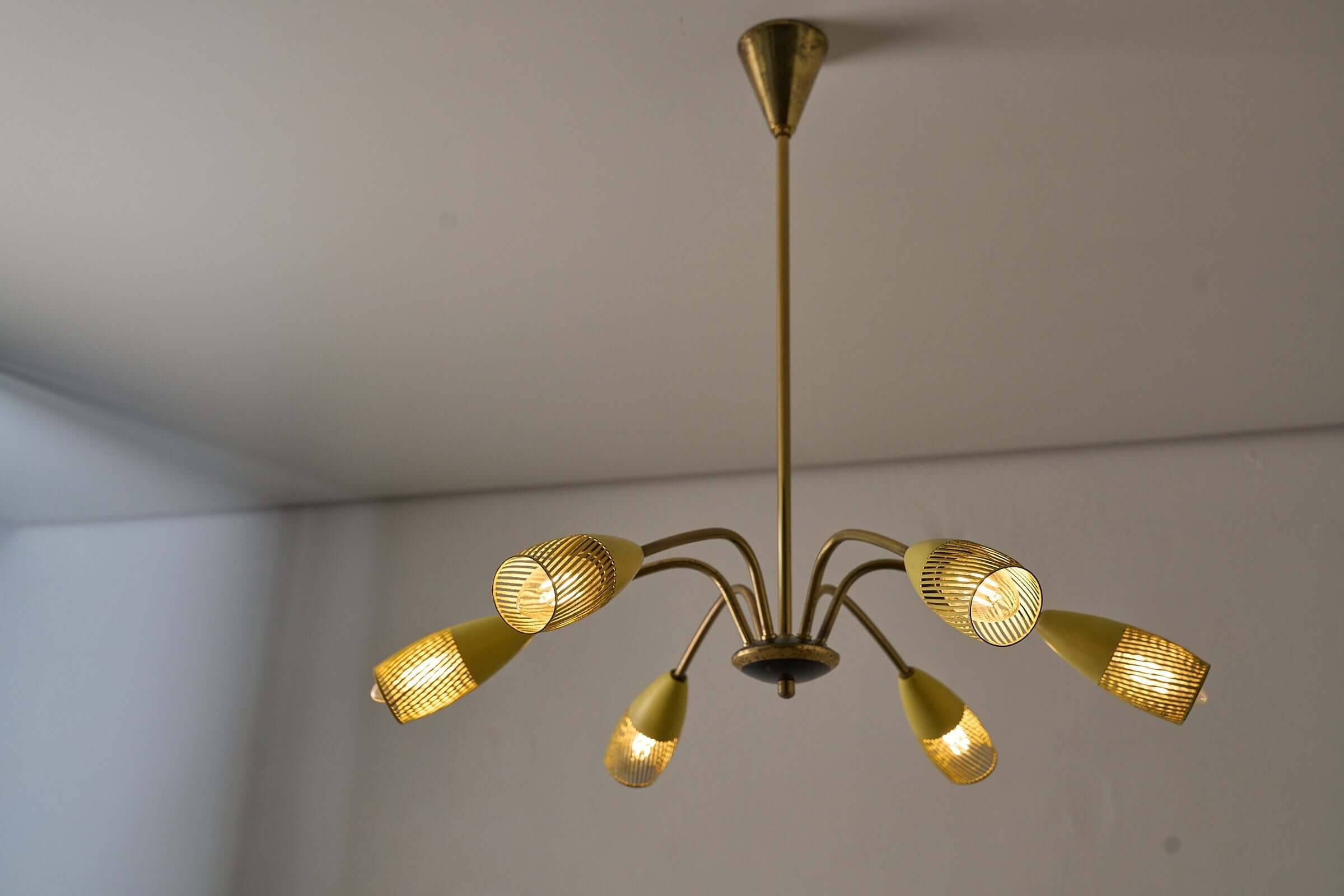 Lustre moderne du milieu du siècle en laiton et jaune
