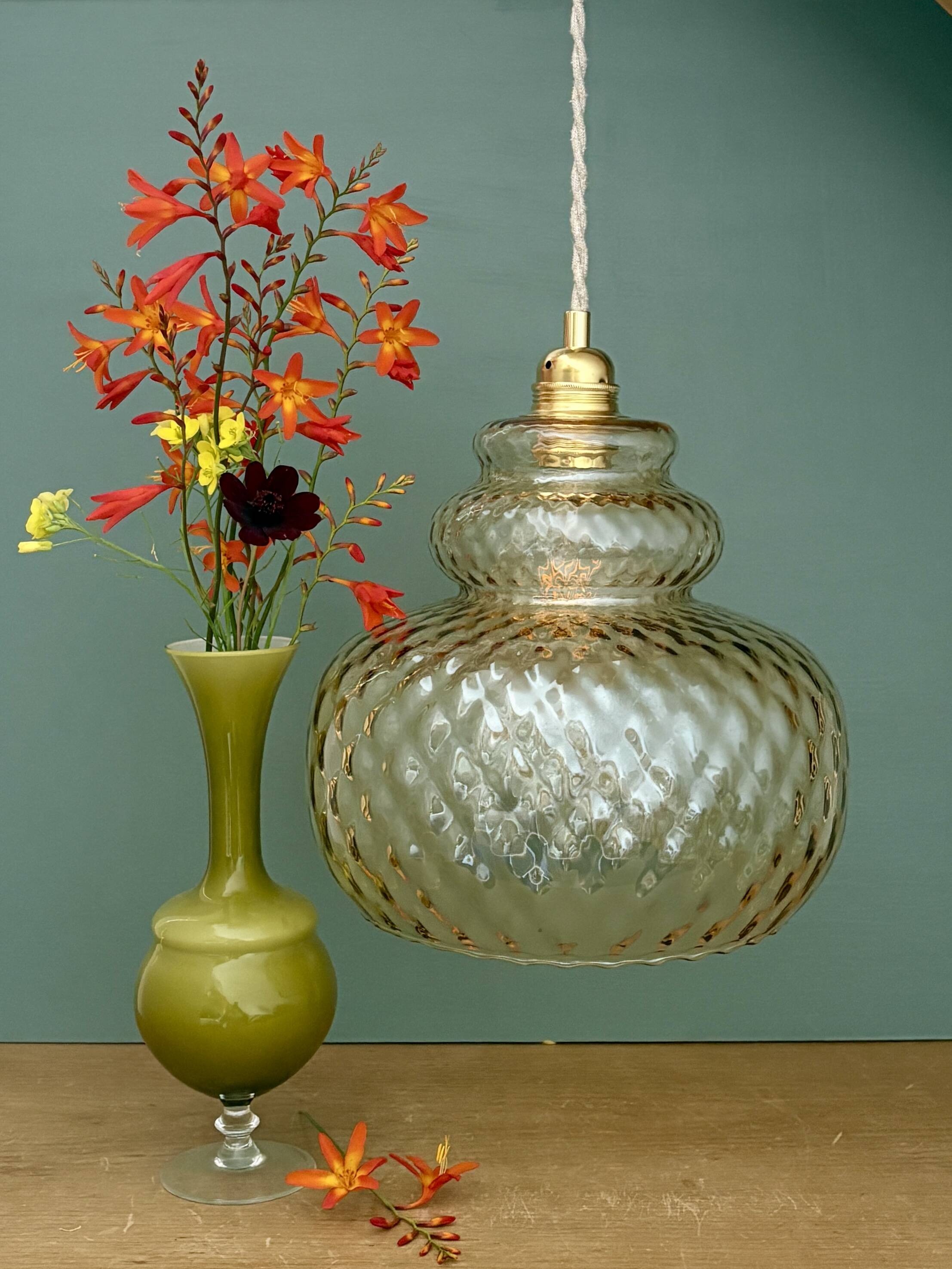 Suspension globe vintage en verre ambré