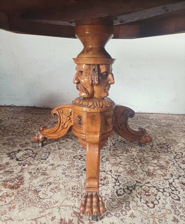 Table de milieu octogonale Napoléon III en noyer marqueté