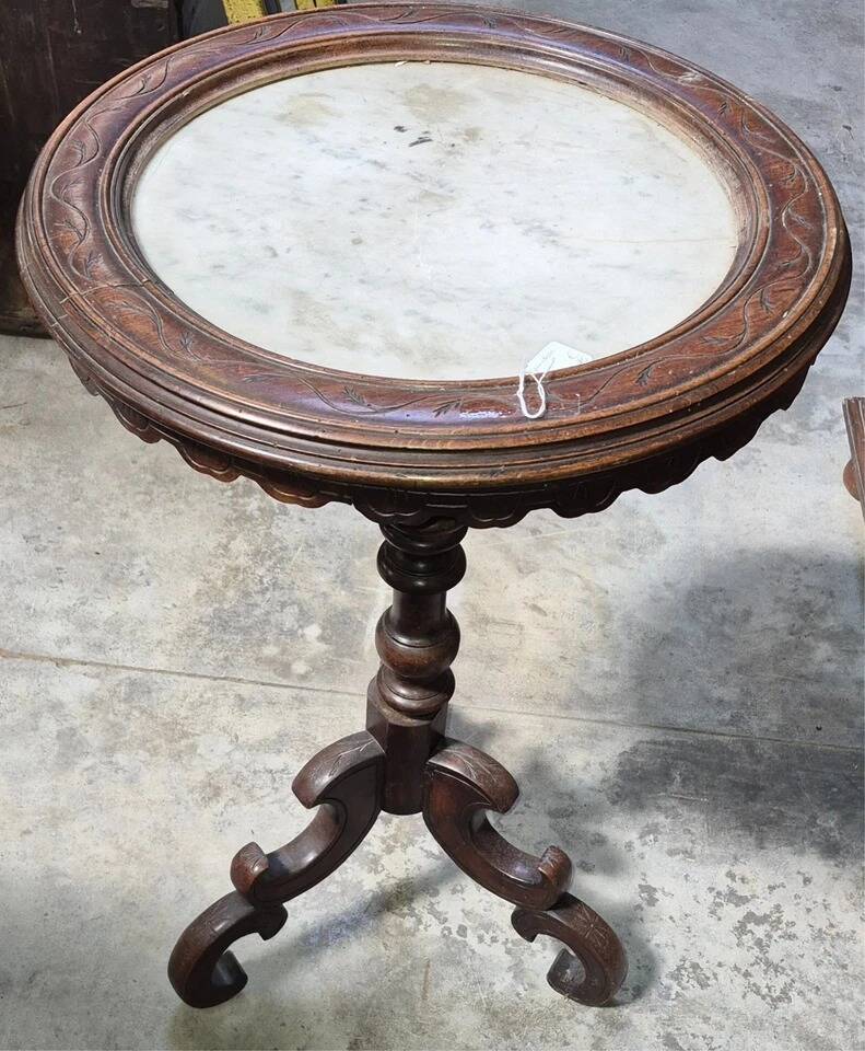 Guéridon époque Napoléon III, reposant sur un élégant piètement tripode