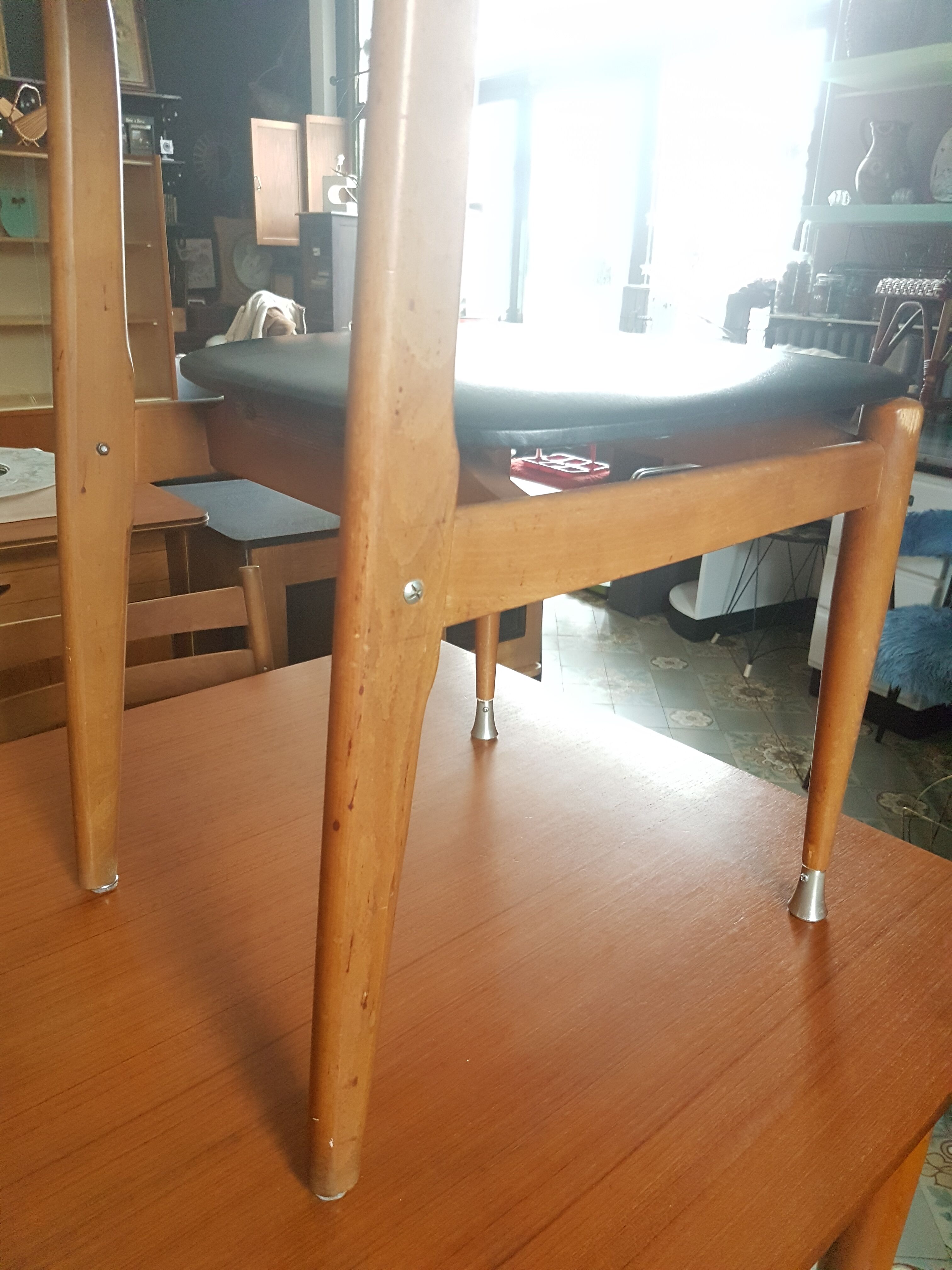 6 vintage leatherette chairs and wood
