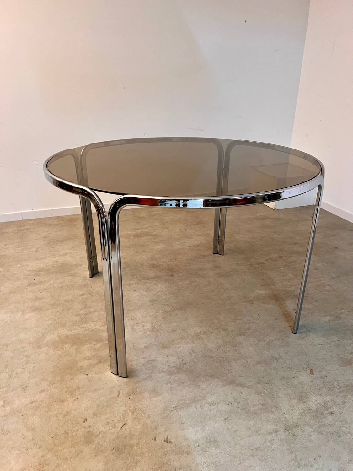 Table ronde vintage tubulaire en métal et verre fumé design année 70