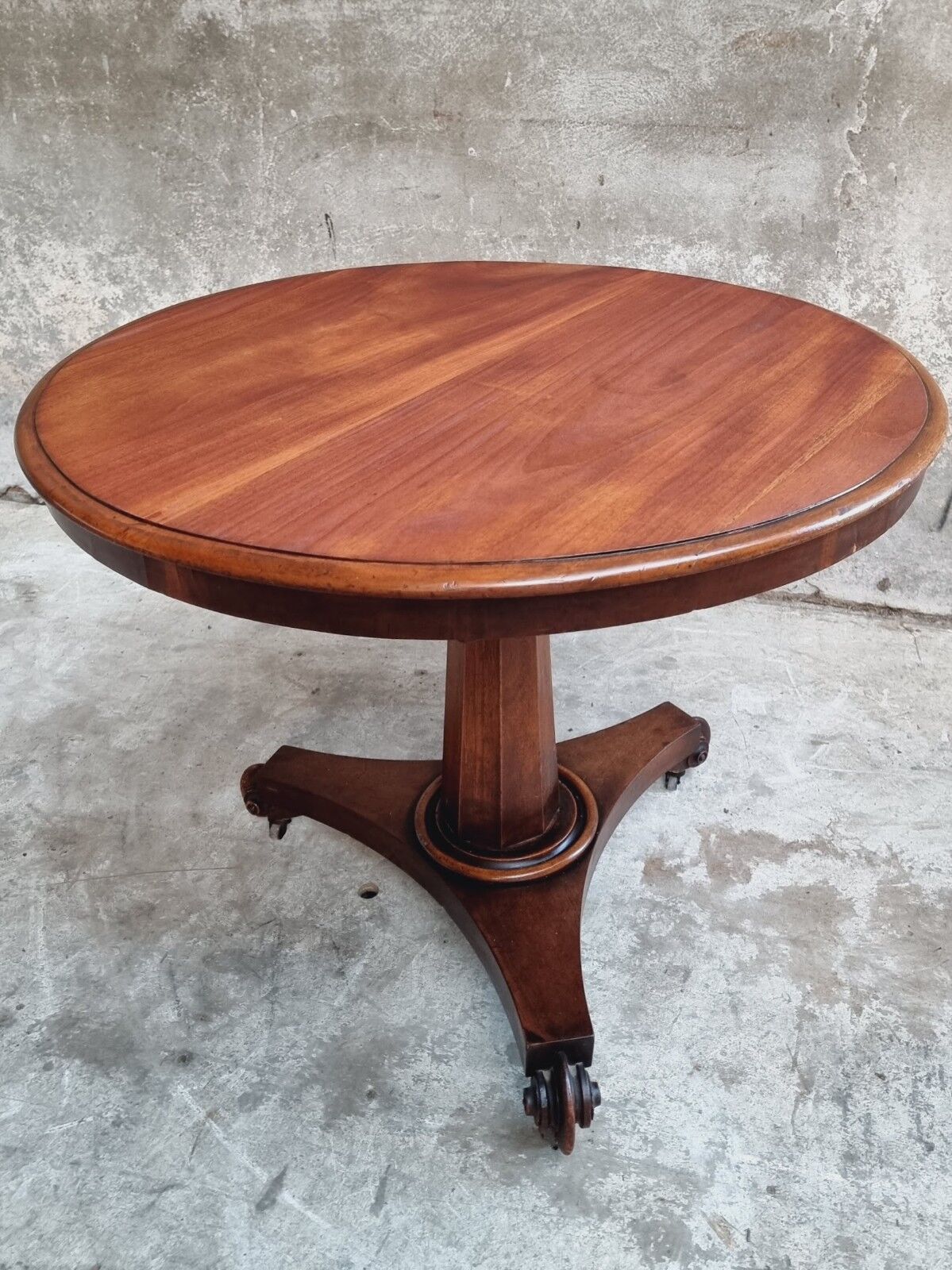 Antique table round dining table 19th century tilt top table
