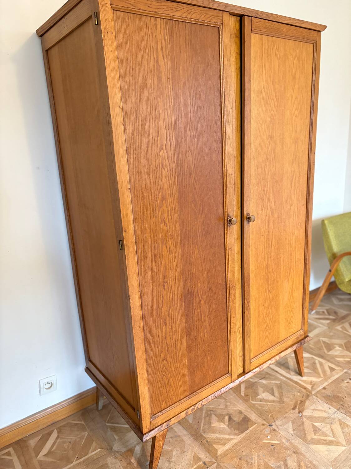Compass foot cabinet
