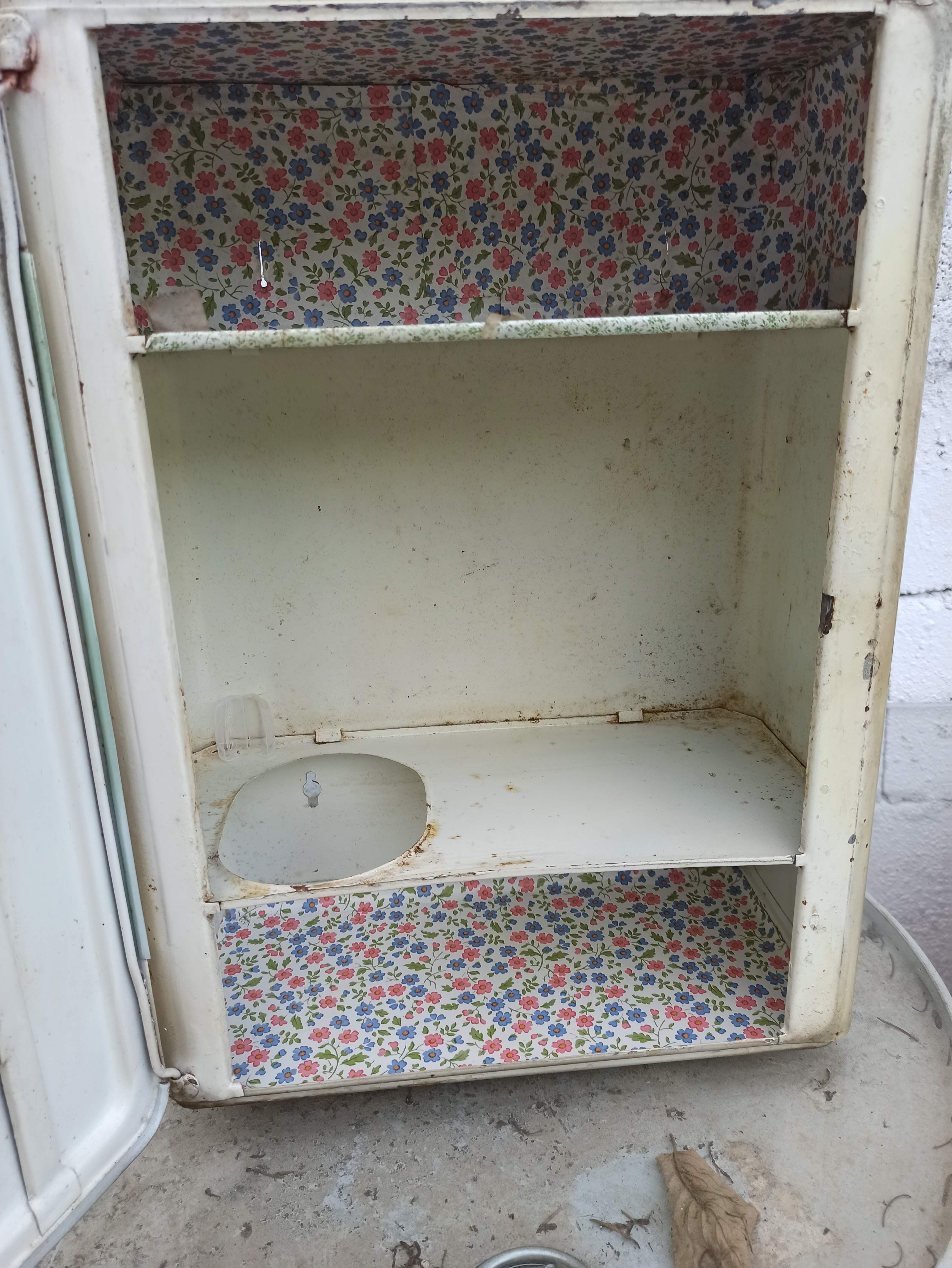 Medicine cabinet in mirror painted sheet metal