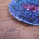 Assiette en barbotine bleue à décor de grappe de raisin Sarreguemines