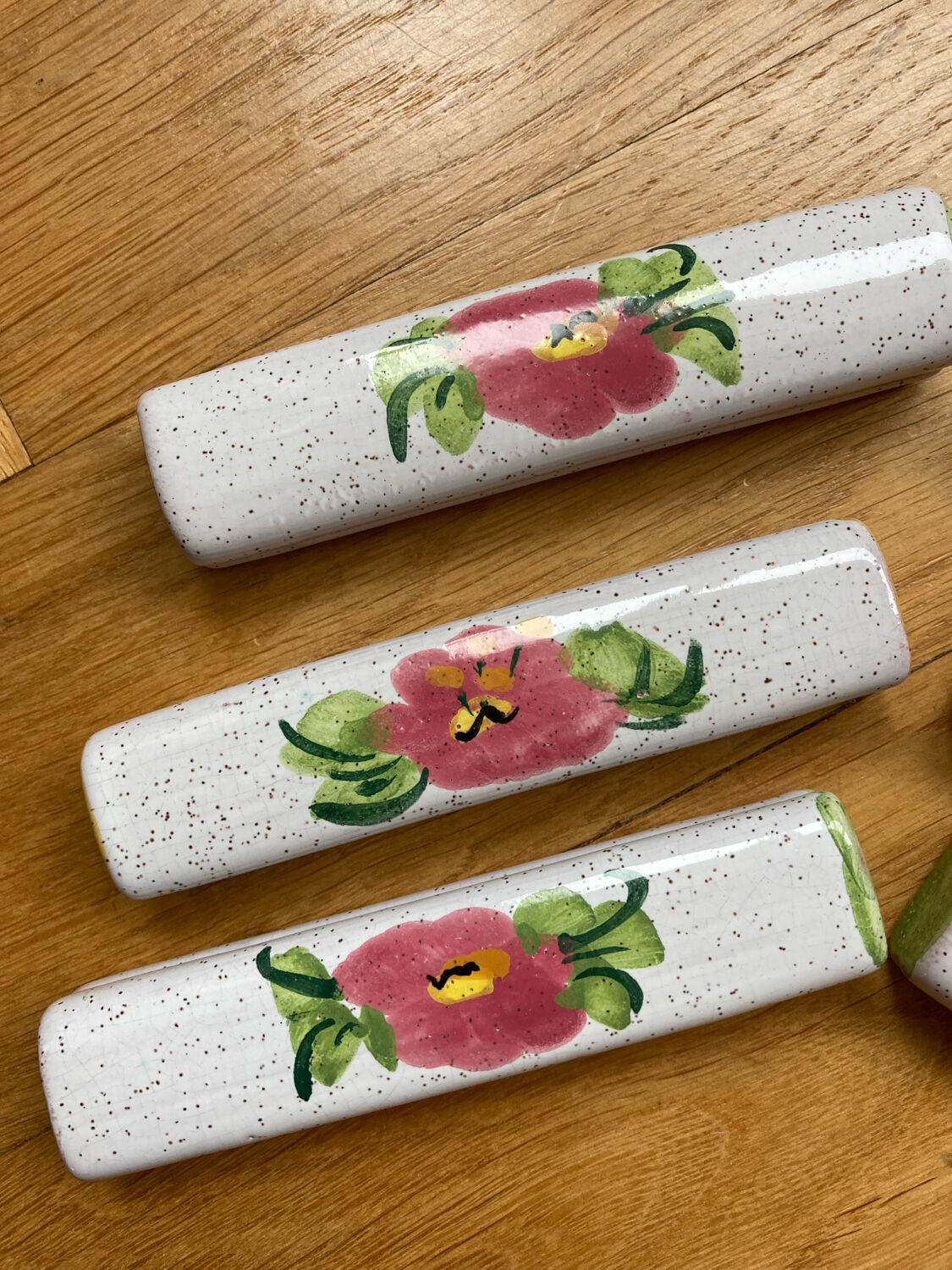 Ceramic knife holder with flower decor