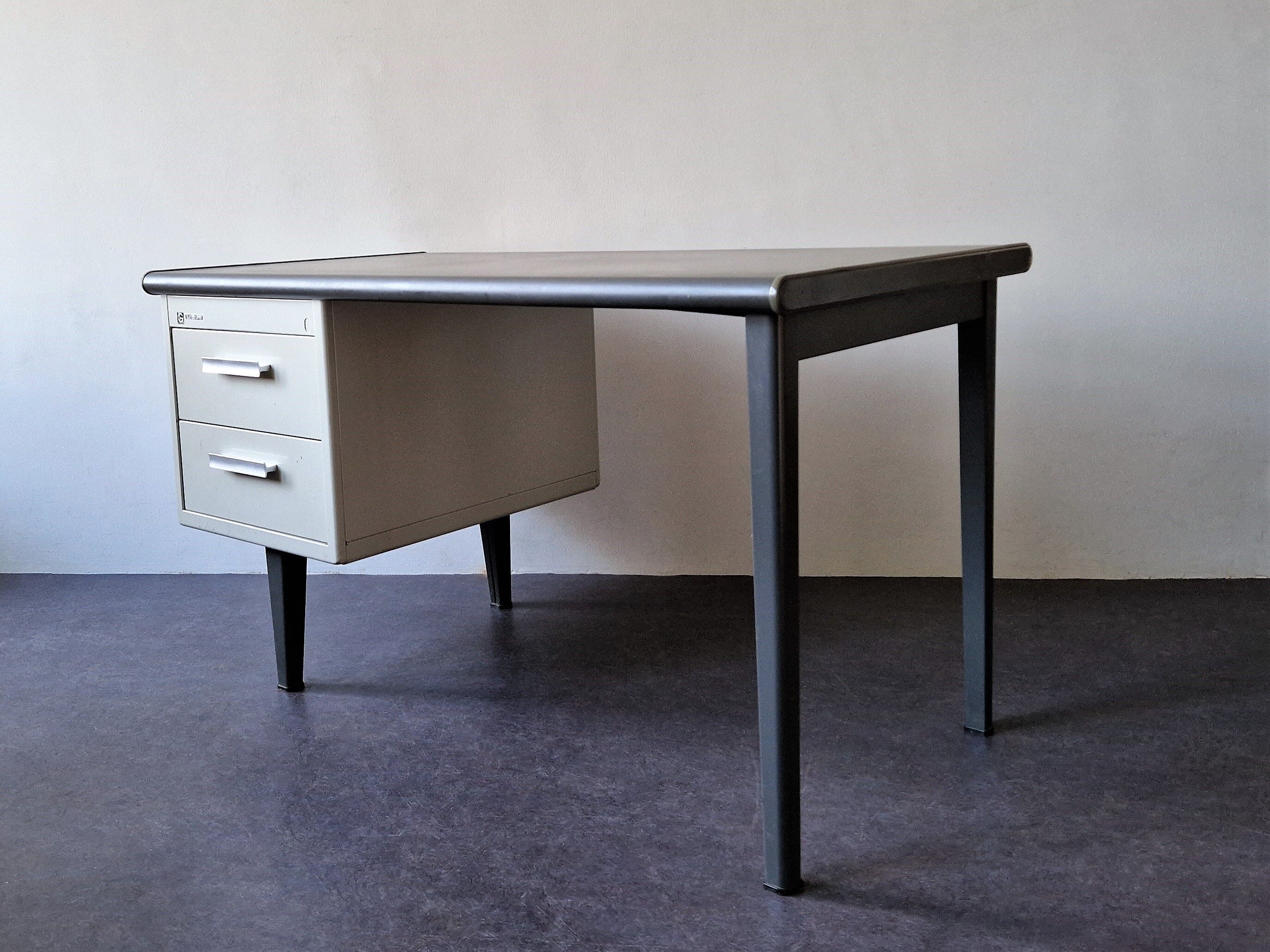 Industrial 7900 series 'Economy' desk by André Cordemeyer for Gispen, 1960's