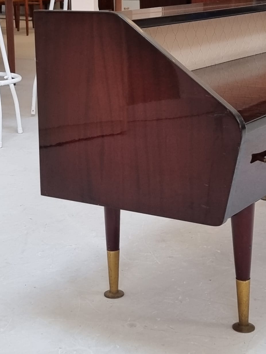 Buffet bas du milieu du siècle