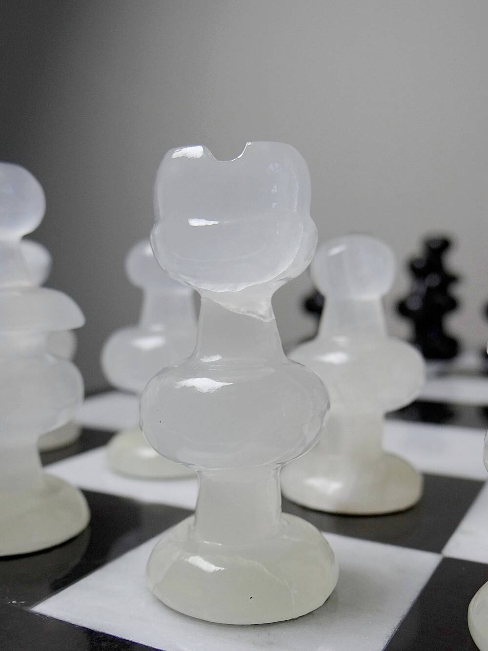 Large vintage chess set from the 70s, white and black marble, Italian craftsmanship