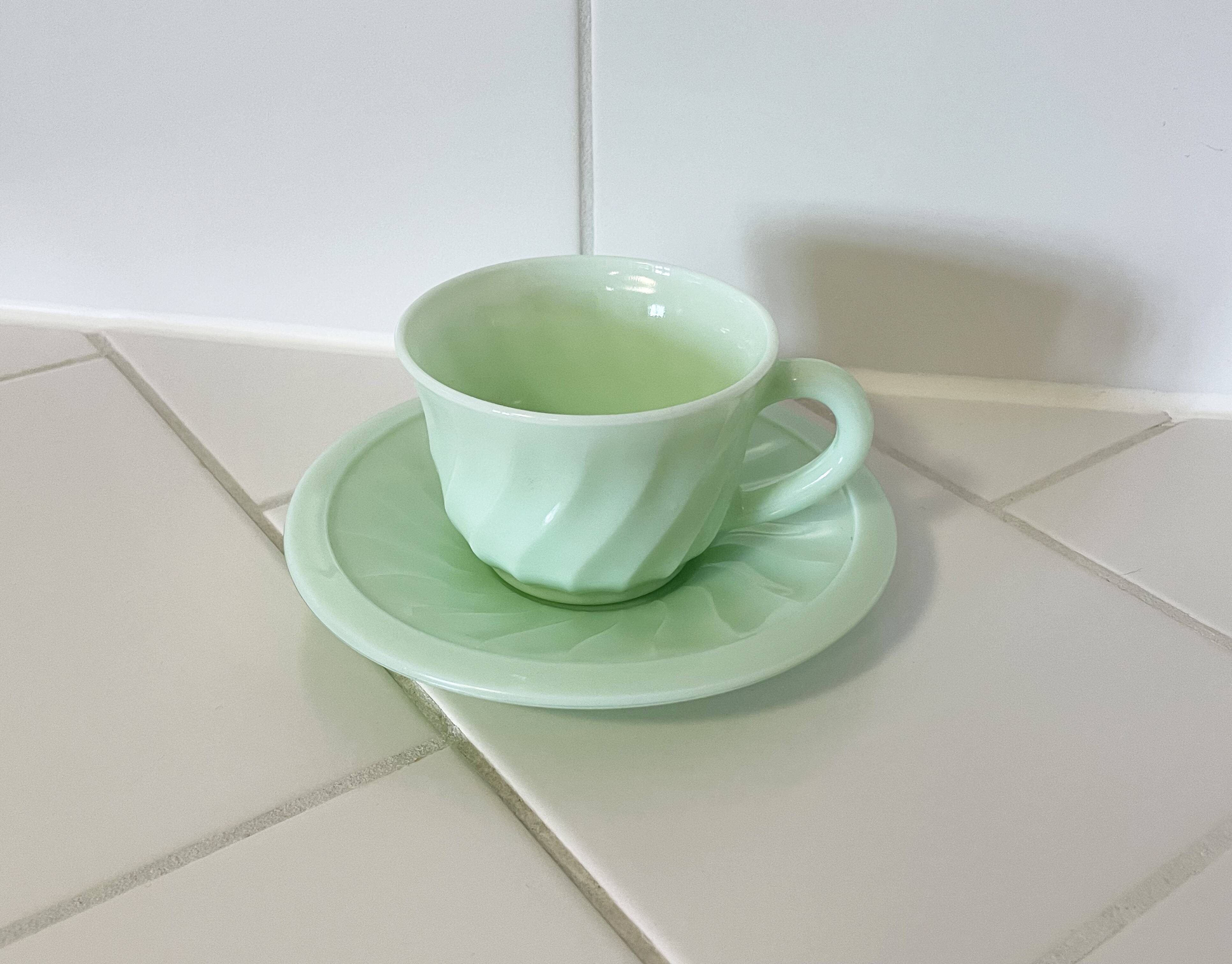 Tasse à thé et soucoupe en opaline vert menthe à motif tourbillon, fabriquées en France