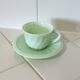 Tasse à thé et soucoupe en opaline vert menthe à motif tourbillon, fabriquées en France