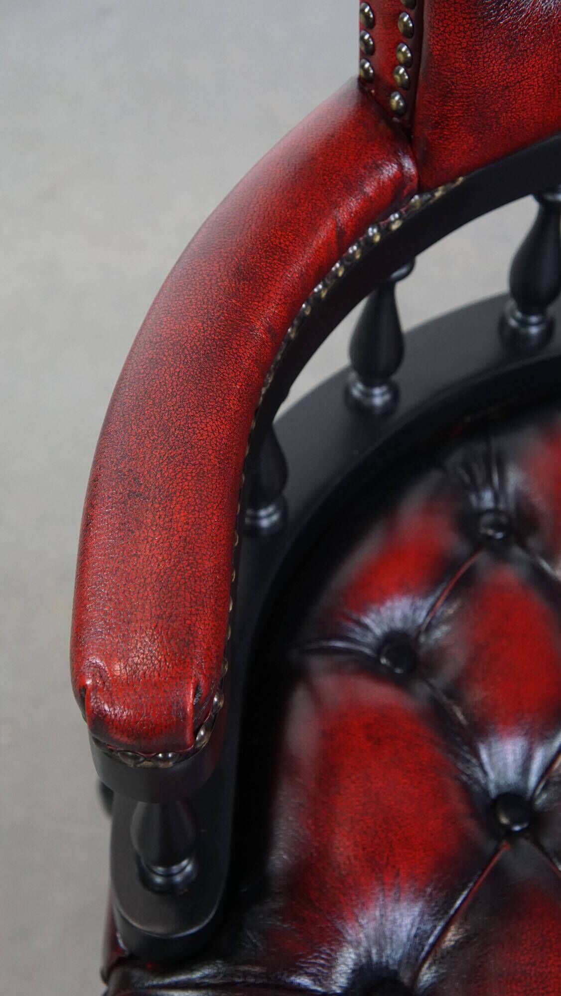 Chaise de bureau Chesterfield en cuir de vachette rouge/noir et bois