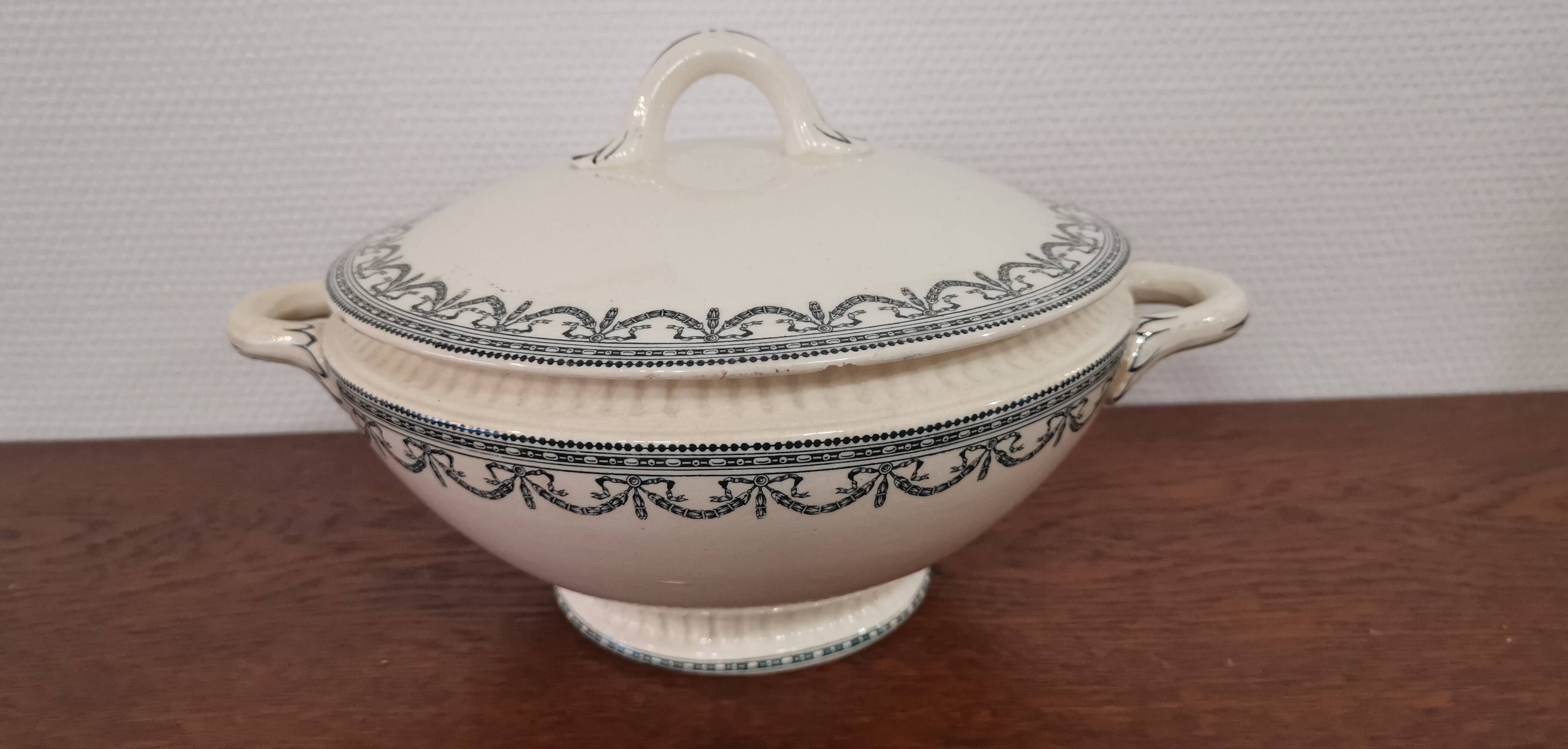 Iron earth tureen ec Salins, Louis XVI garlands