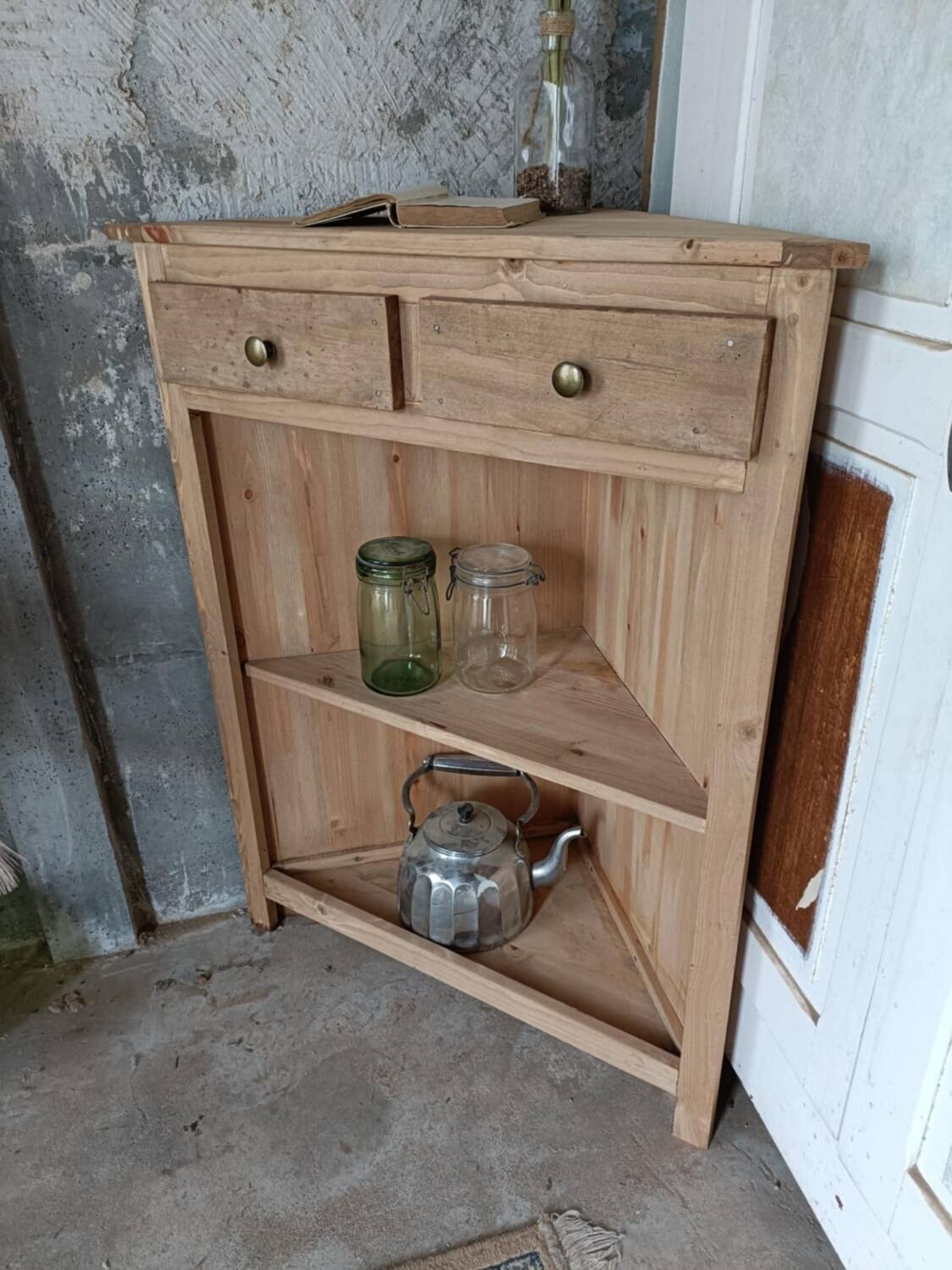 Corner cabinet