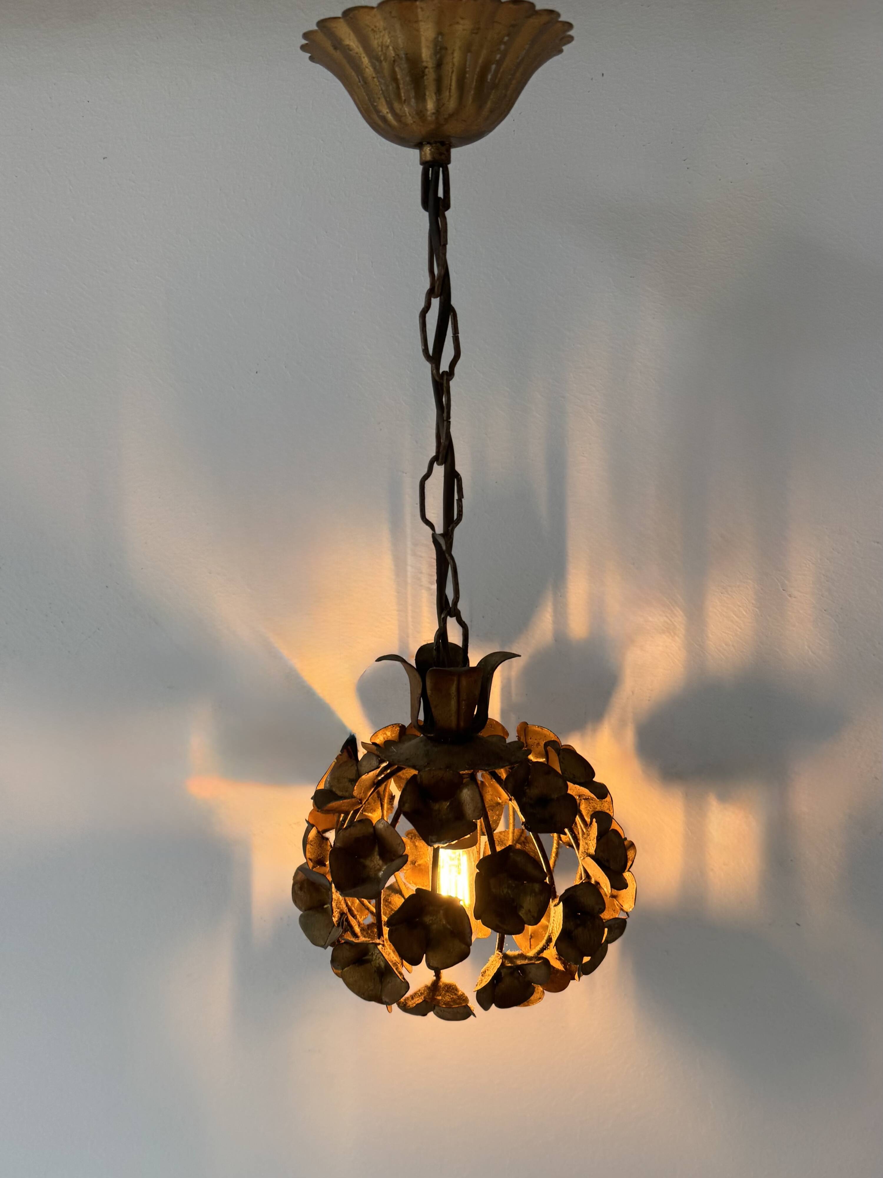 Vintage floral motif pendant, gold metal, France, 1970.