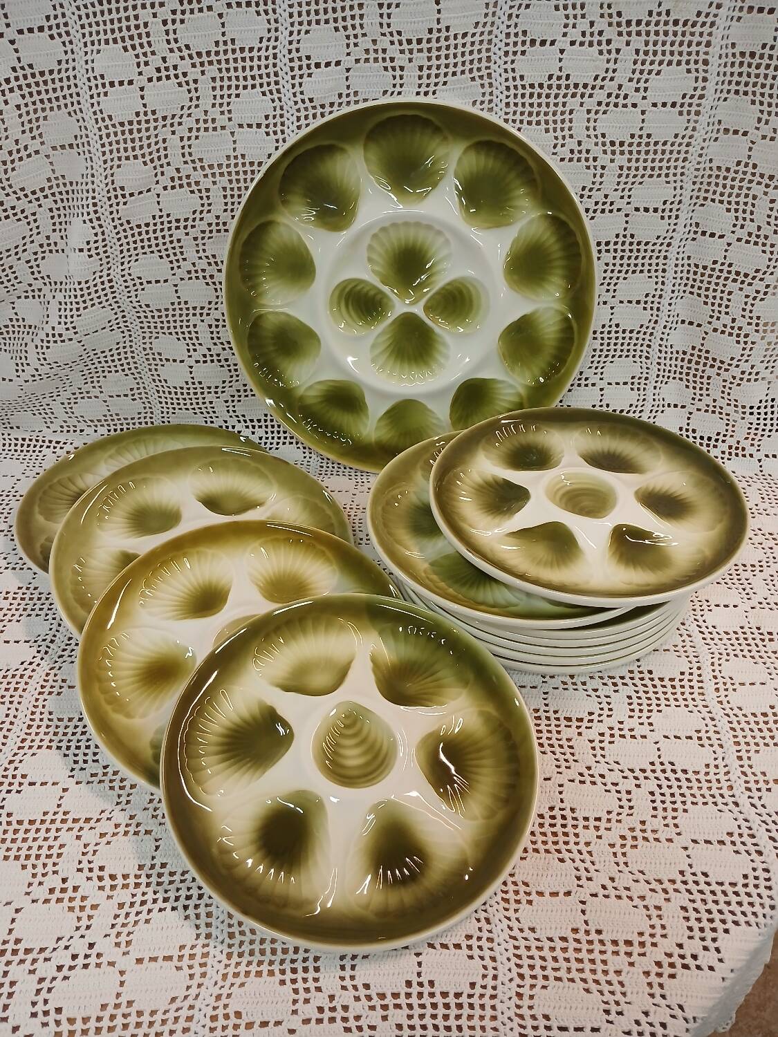 11 oyster plates + 1 Orchies Moulin des Loups dish