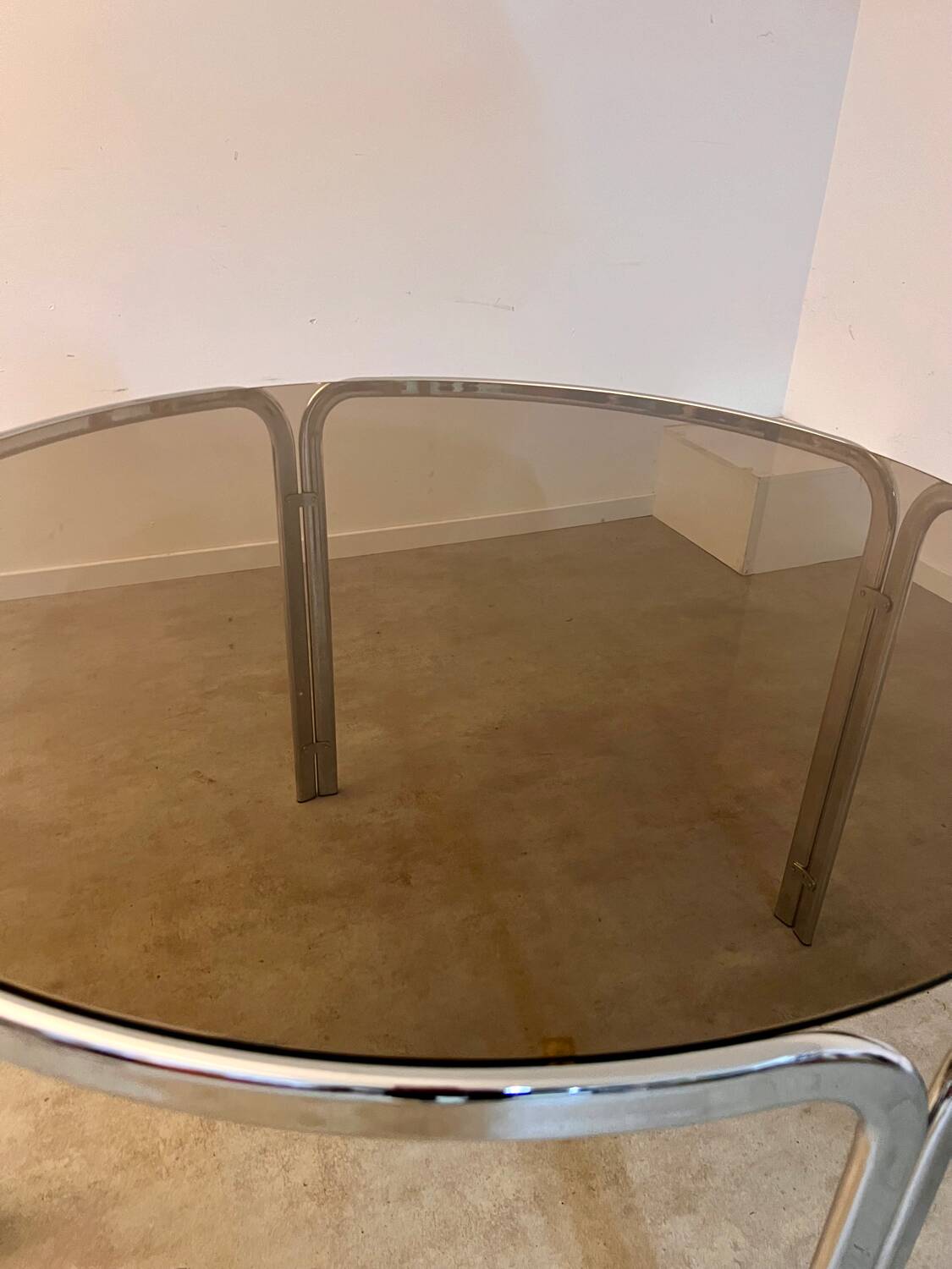 Table ronde vintage tubulaire en métal et verre fumé design année 70