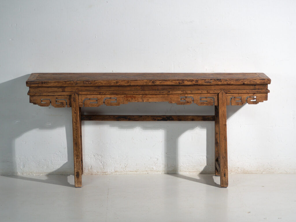 Console d’autel de grand format en pin à frise ajourée – Chine, vers 1930