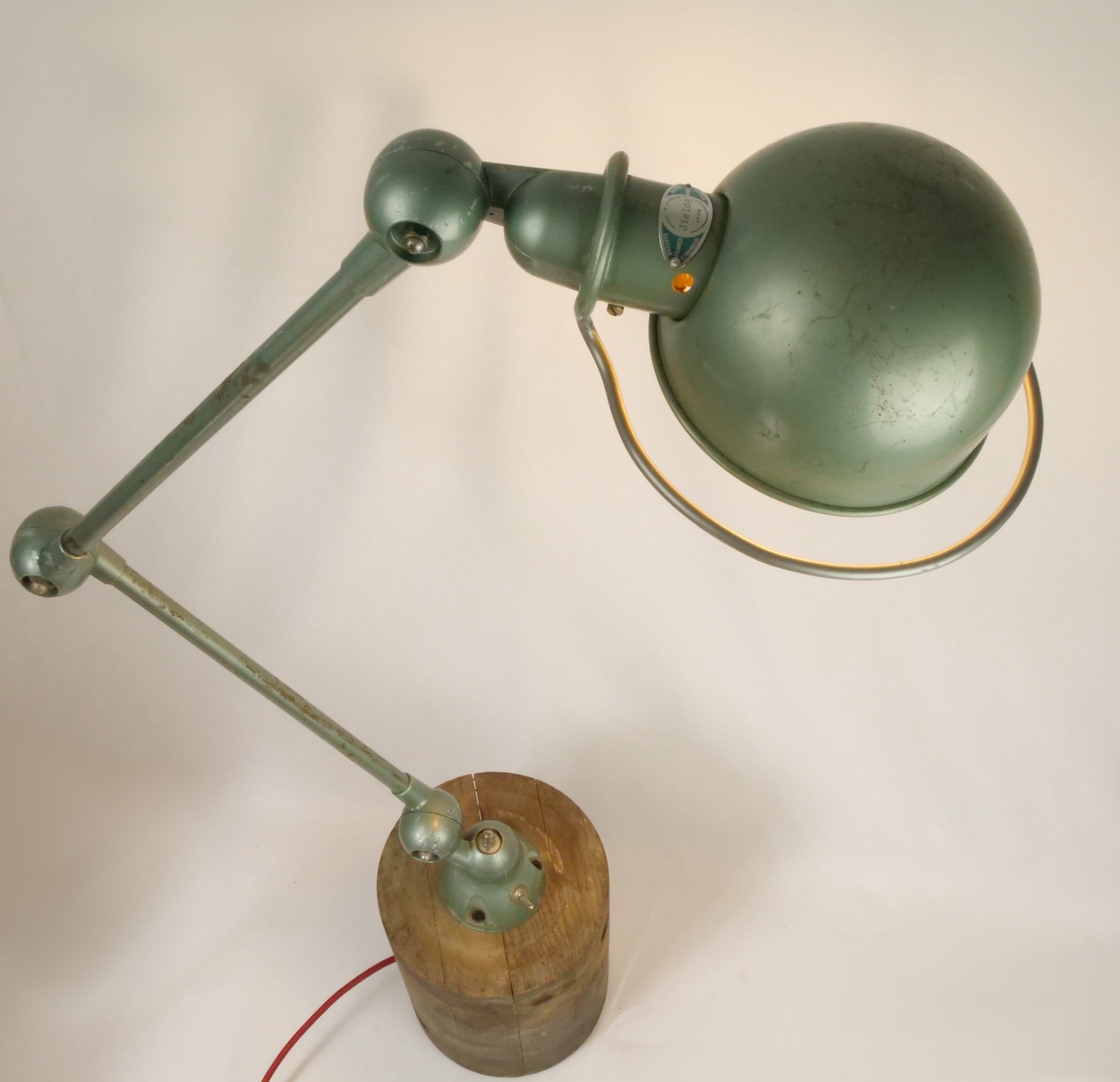 Jielde table lamp with 2 arms on a wooden base.
