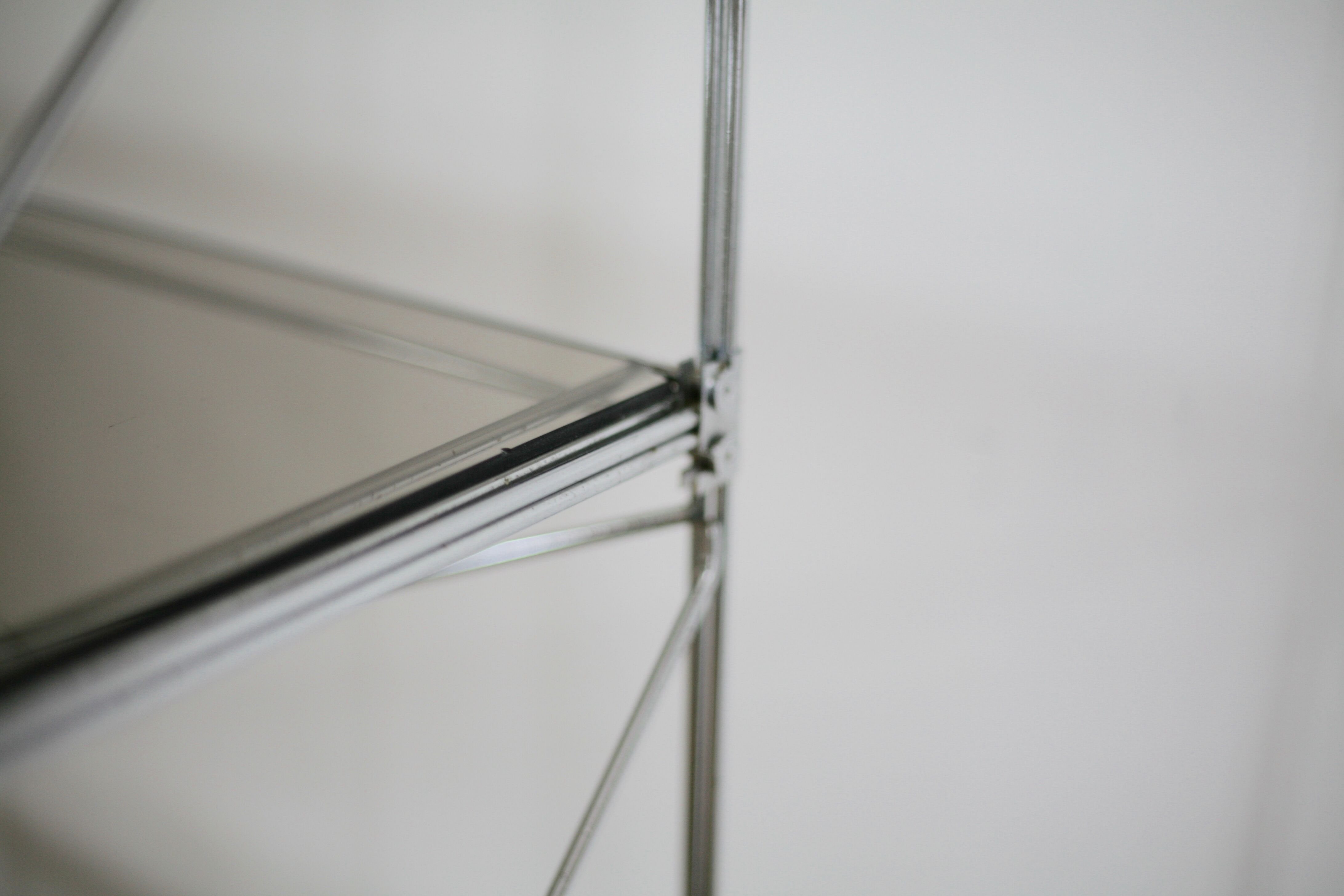 Etagère Isocèle de Max Sauze, acier et verre fumé, France circa 1970