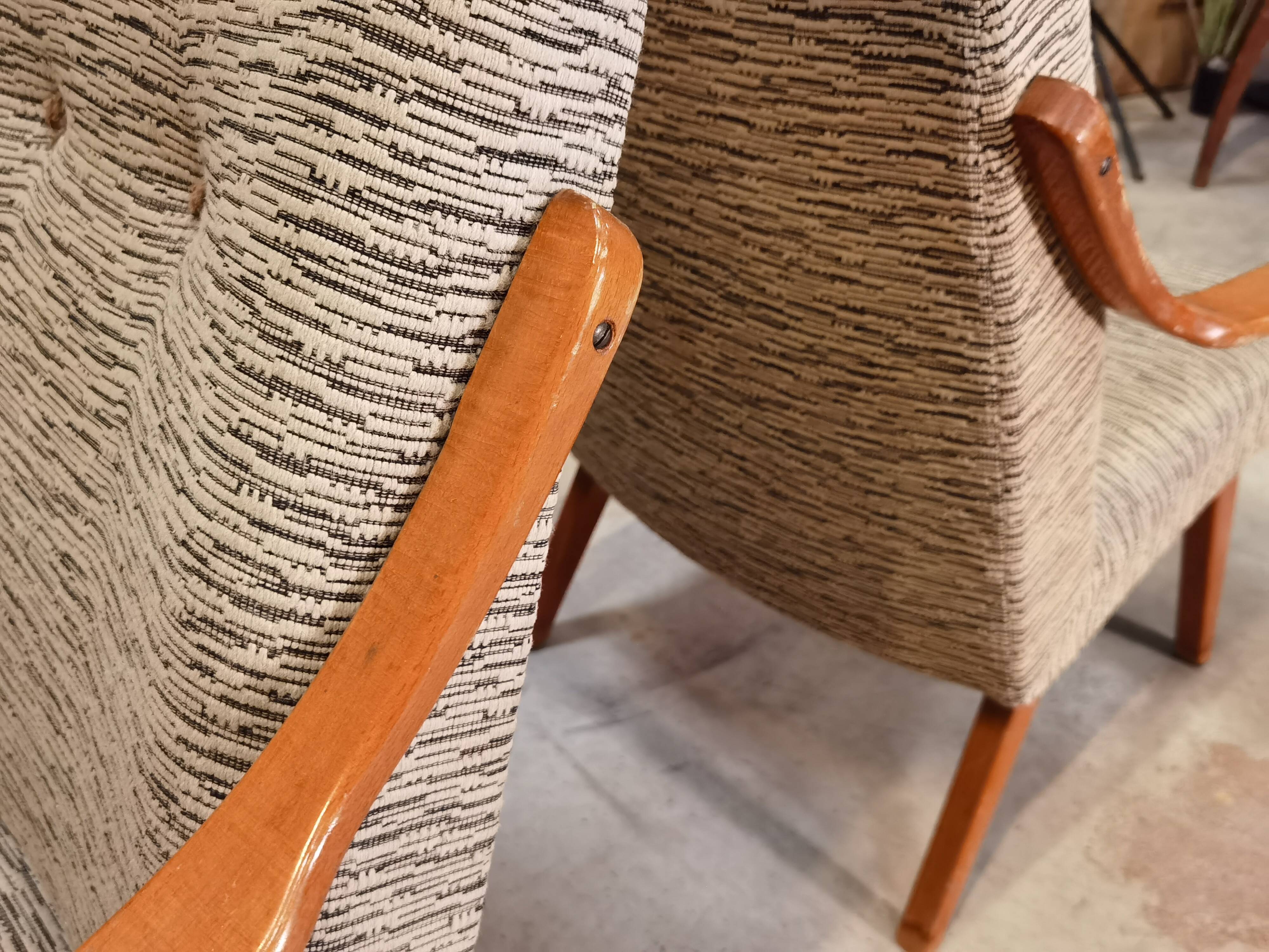 Paire de fauteuils 6953 de Jaroslav Smidek
