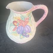 Cruche en barbotine en céramique émaillée motif panier et fruits vintage