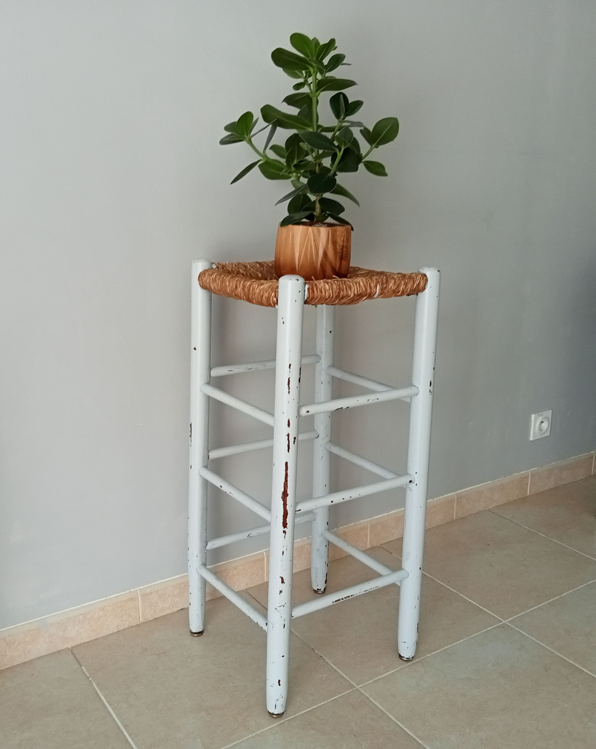 Antique stool high mulched