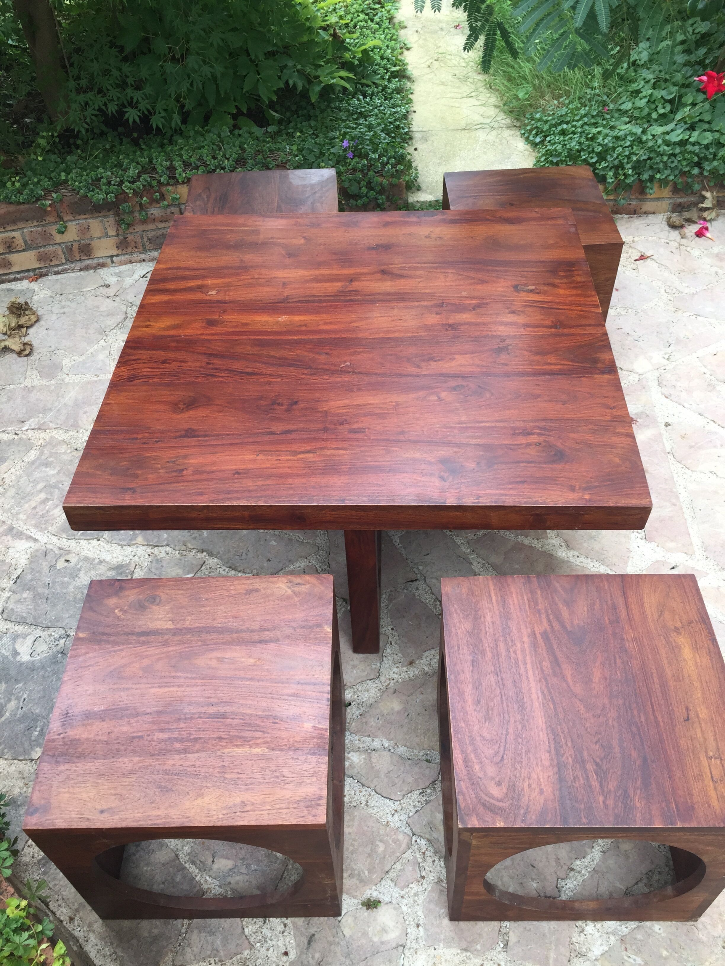 Coffee table in teak with its 4 stools