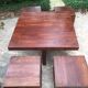 Table basse en teck avec ses 4 tabourets