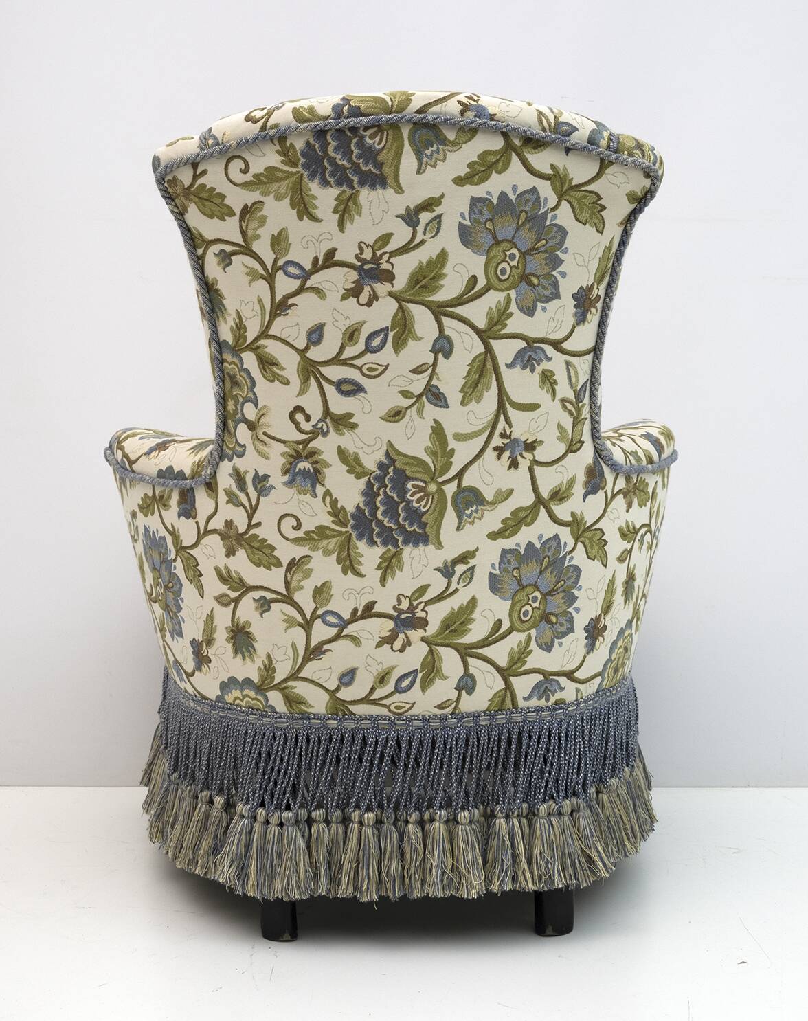 Pair of Art Dèco Italian Walnut and Velvet Armchairs and Two Ottomans, 1920