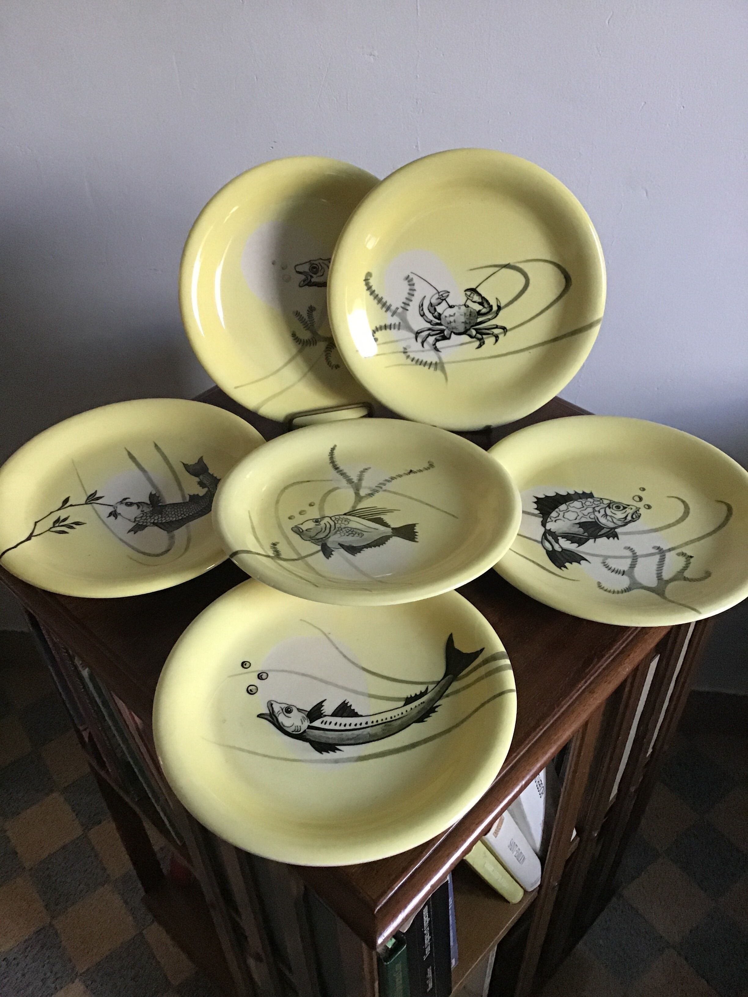 6 fish-decorated plates