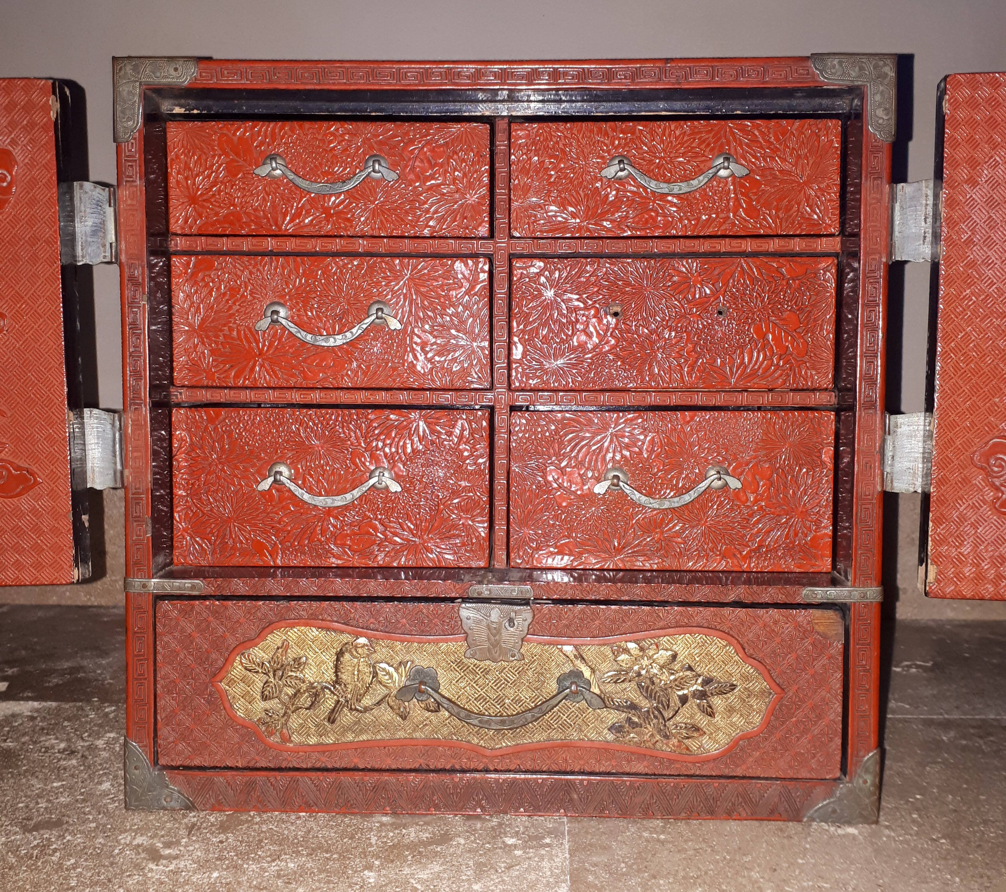 Japanese cabinet in cinnabar red lacquer, Japan Meiji era