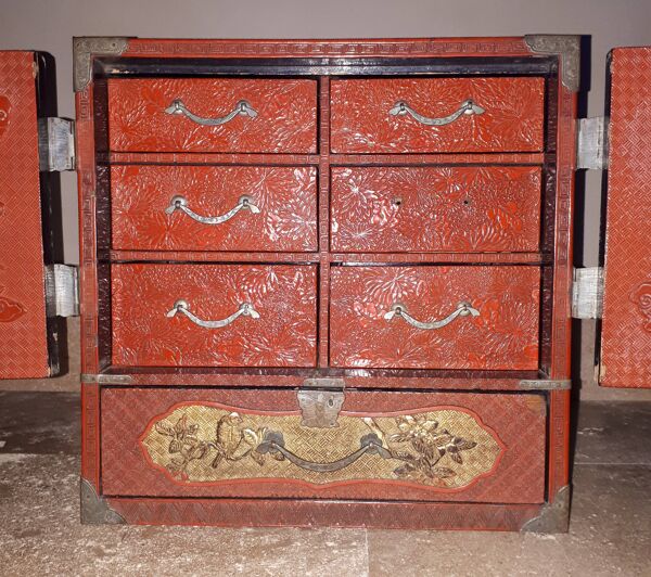 Cabinet japonais en laque rouge cinabre, japon ère meiji