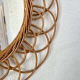 Miroir vintage en rotin formant une fleur