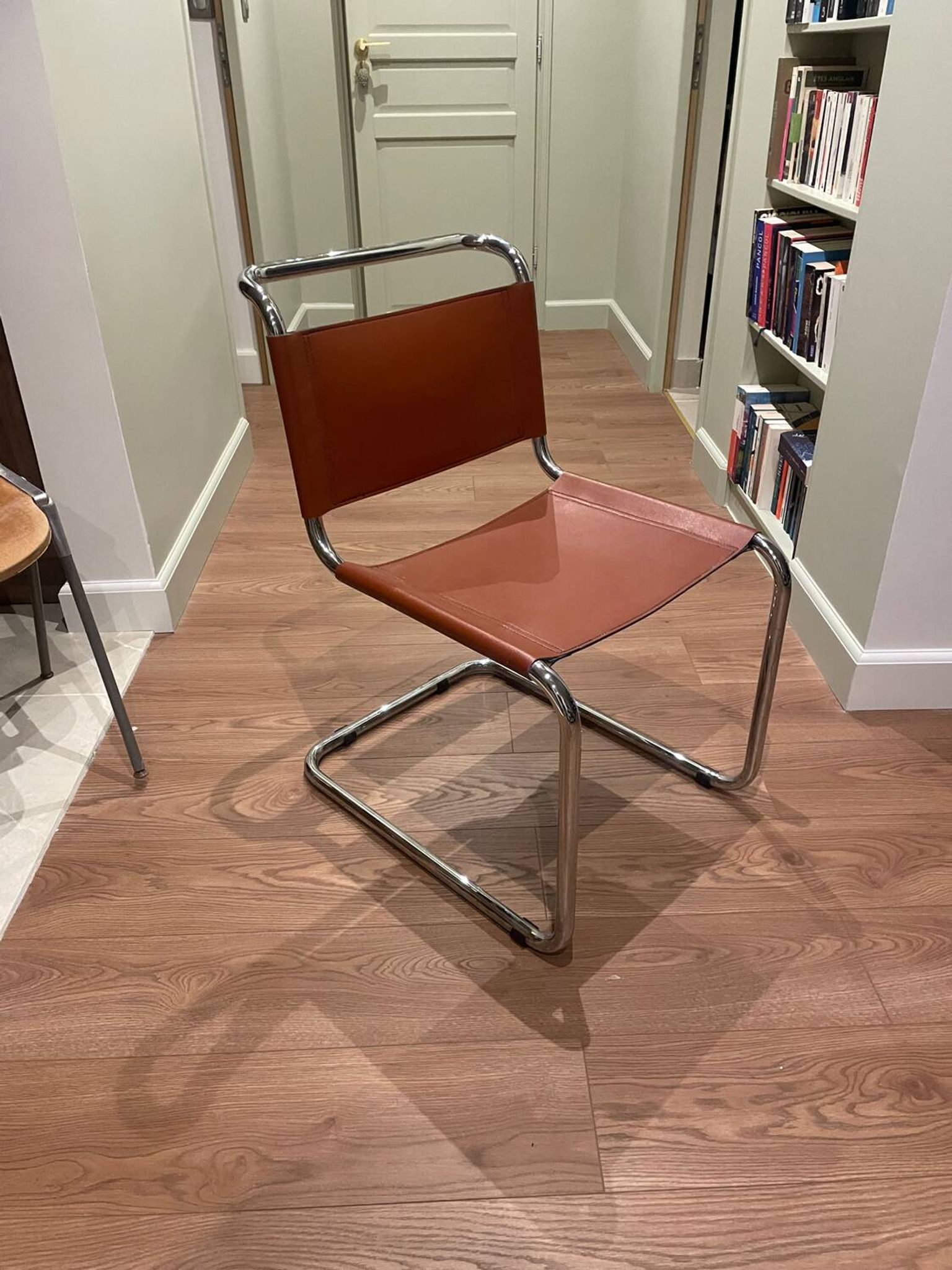 Hanging chair in Mart Stam S33 style in chrome metal and cognac imitation leather